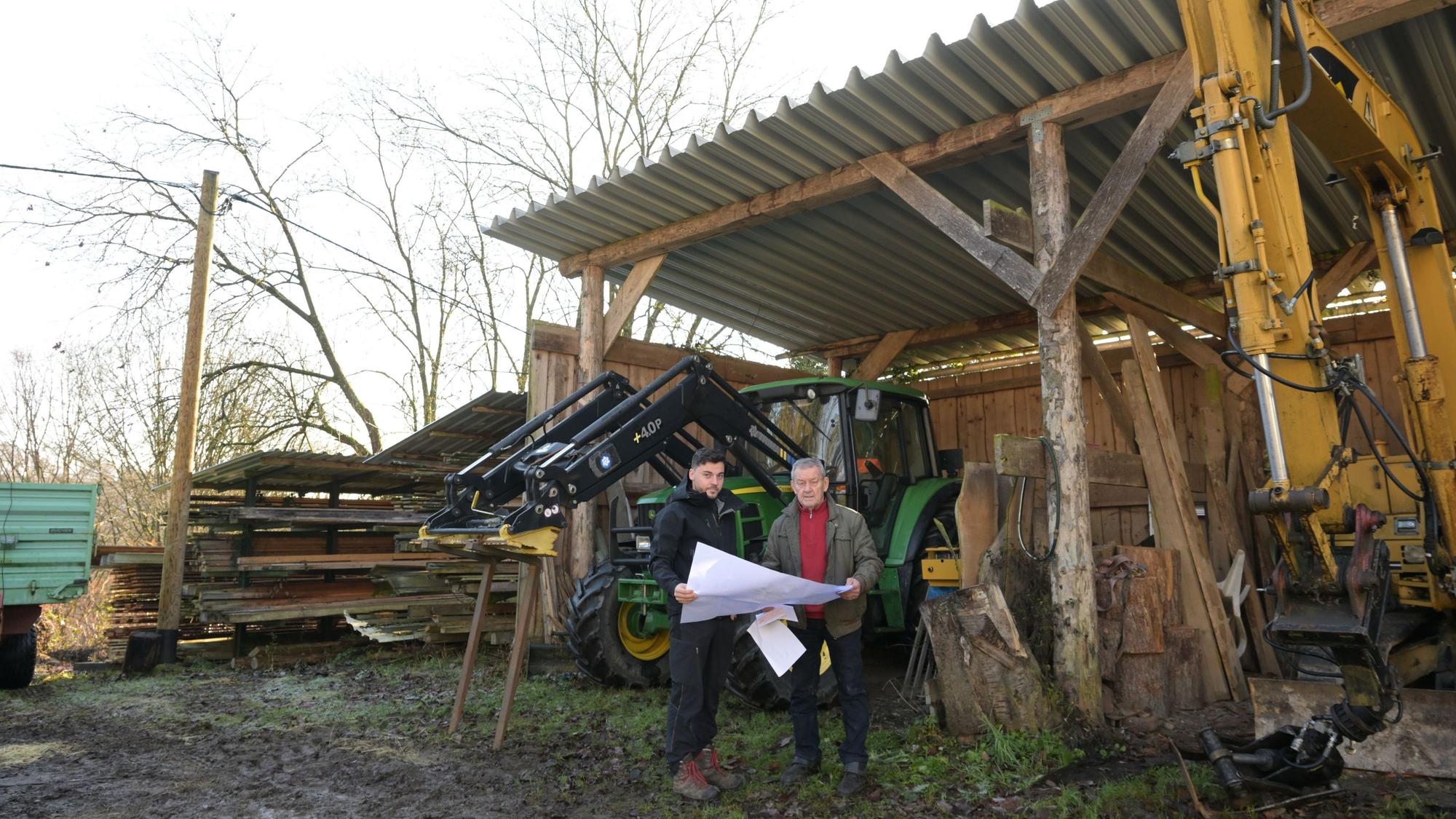 Rene und Franz Schwope vor einem alten Geräte-Unterstand.
