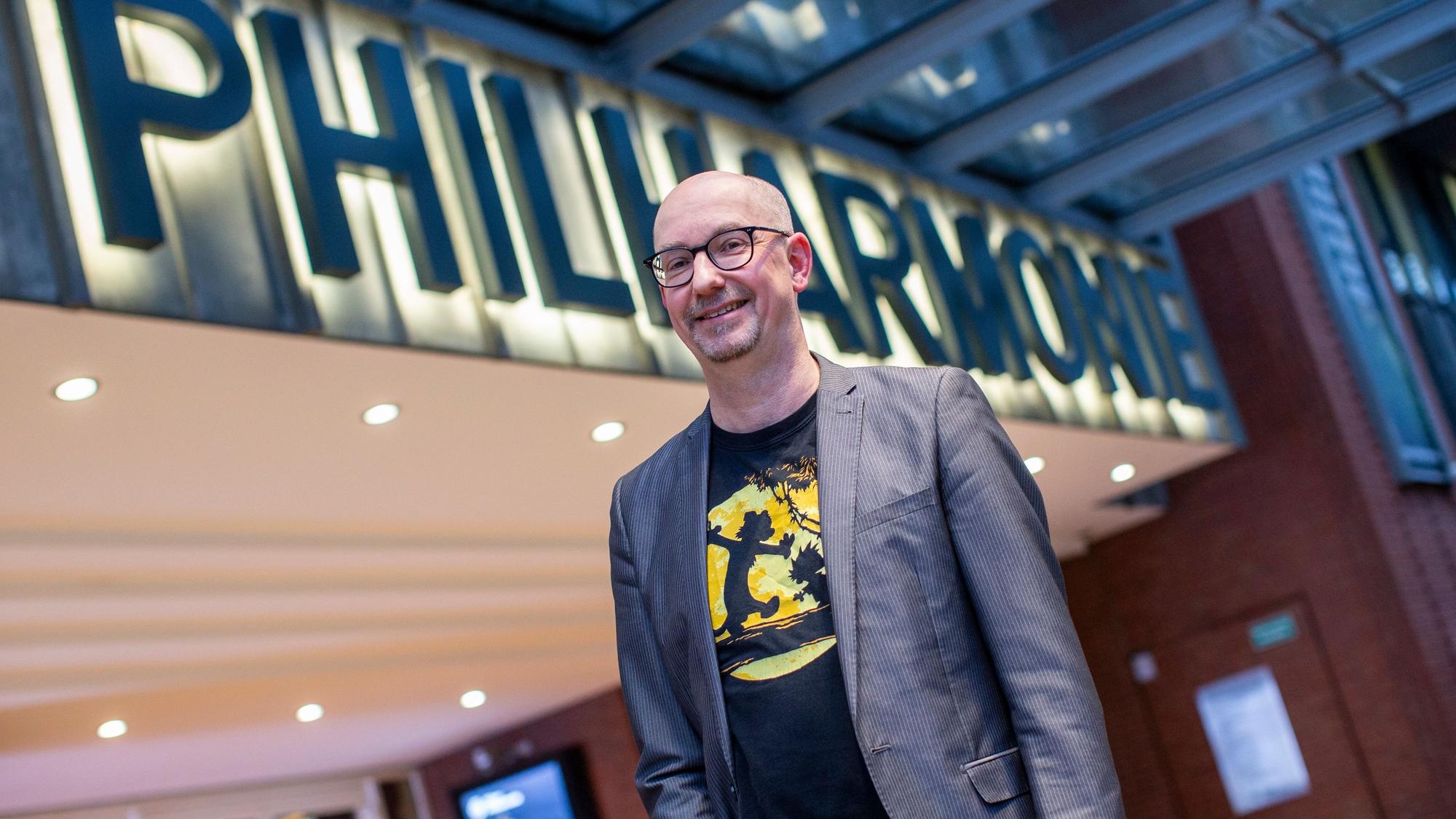 Martin Füg, Vorstand des Netzwerks Kölner Chöre, vor der Philharmonie