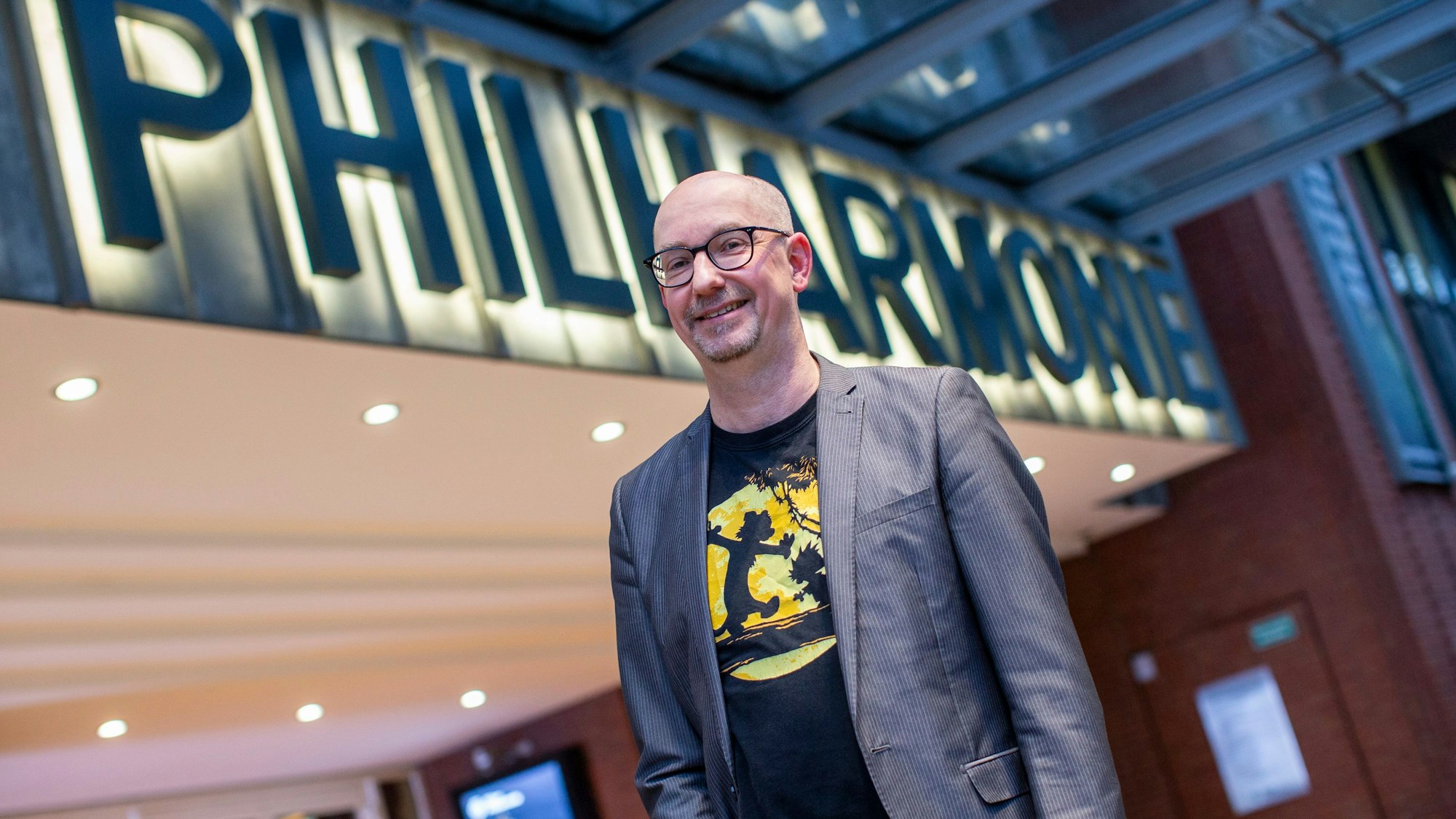 Martin Füg, Vorstand des Netzwerks Kölner Chöre, vor der Philharmonie