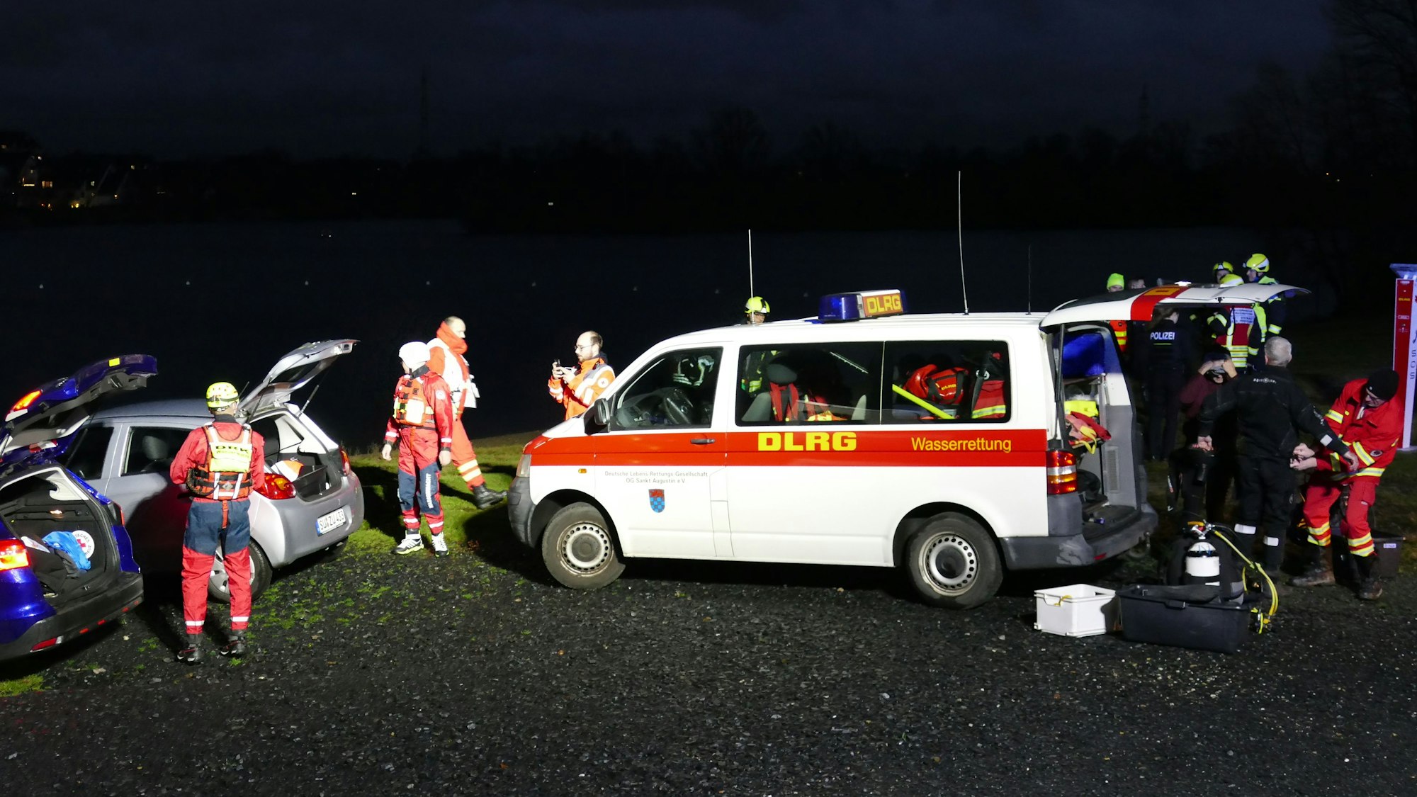 Rettungskräfte standen am Ufer des Rotter Sees in Troisdorf.