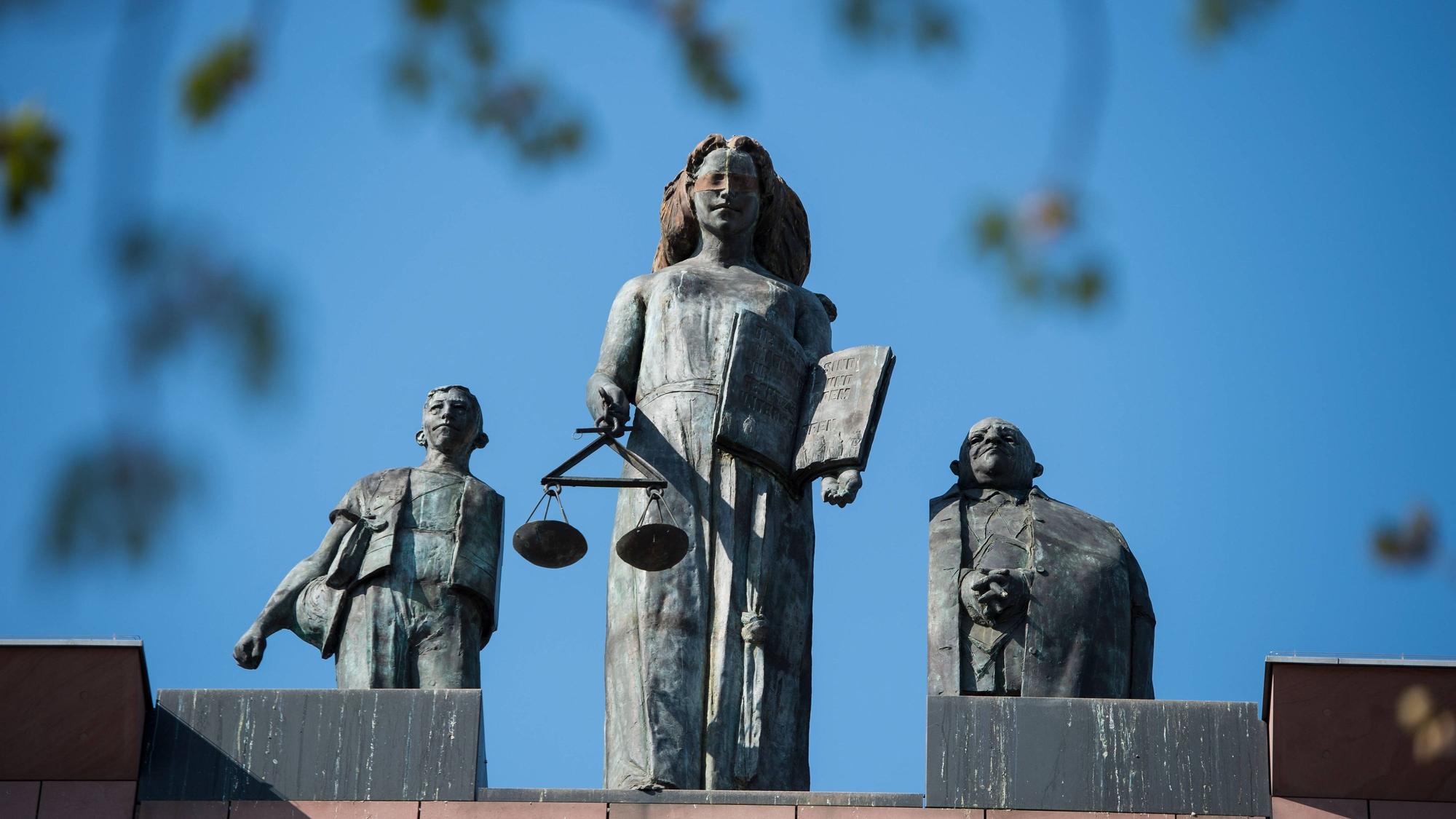 Landgericht Darmstadt 31.03.2019 Darmstadt x1x Landgericht, Justitia Figur. Darmstadt Darmstadt Hessen Germany *** Regional Court Darmstadt 31 03 2019 Darmstadt x1x Regional Court, Justitia Figure Darmstadt Darmstadt Darmstadt Hesse Germany