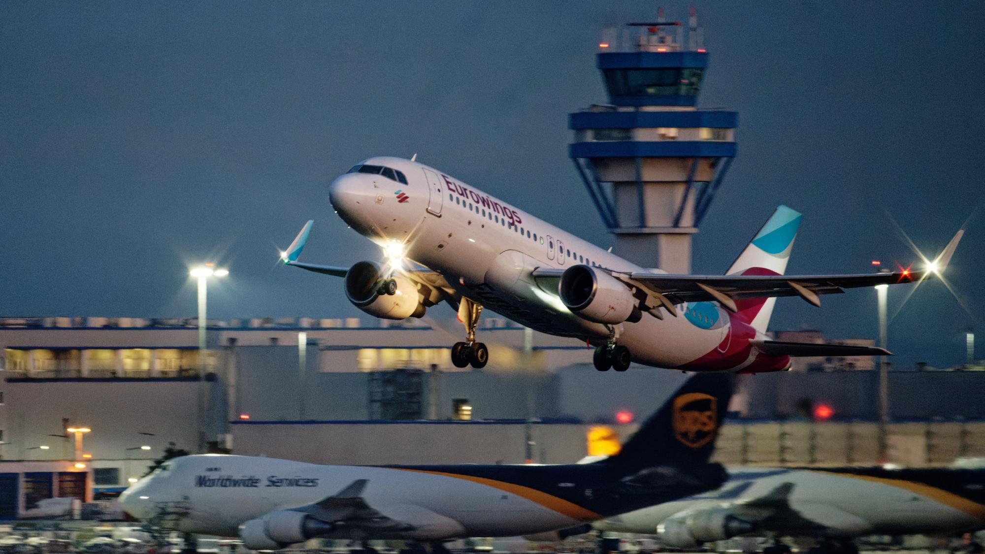 Eine Maschine der Fluggesellschaft Eurowings startet vom Flughafen Köln/Bonn.