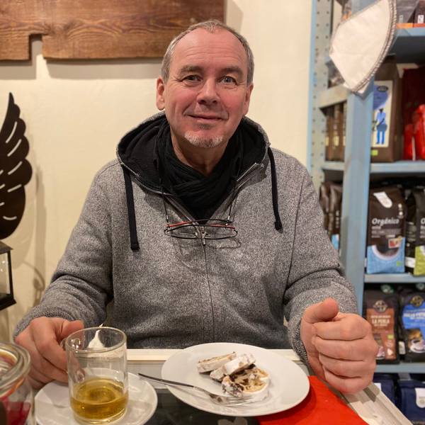 Ulrich Rüsenberg sitzt im weihnachtlich dekorierten Fair-Café in Zülpich.