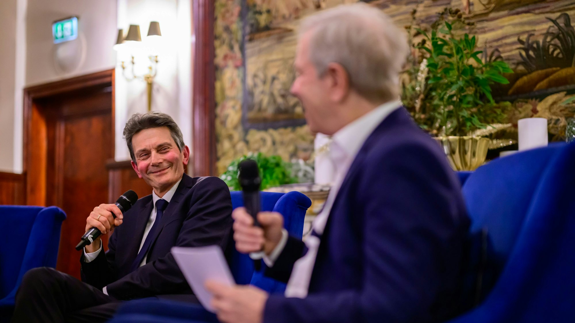 SPD-Fraktionsvorsitzender Rolf Mützenich im Gespräch mit Michael Hirtz.