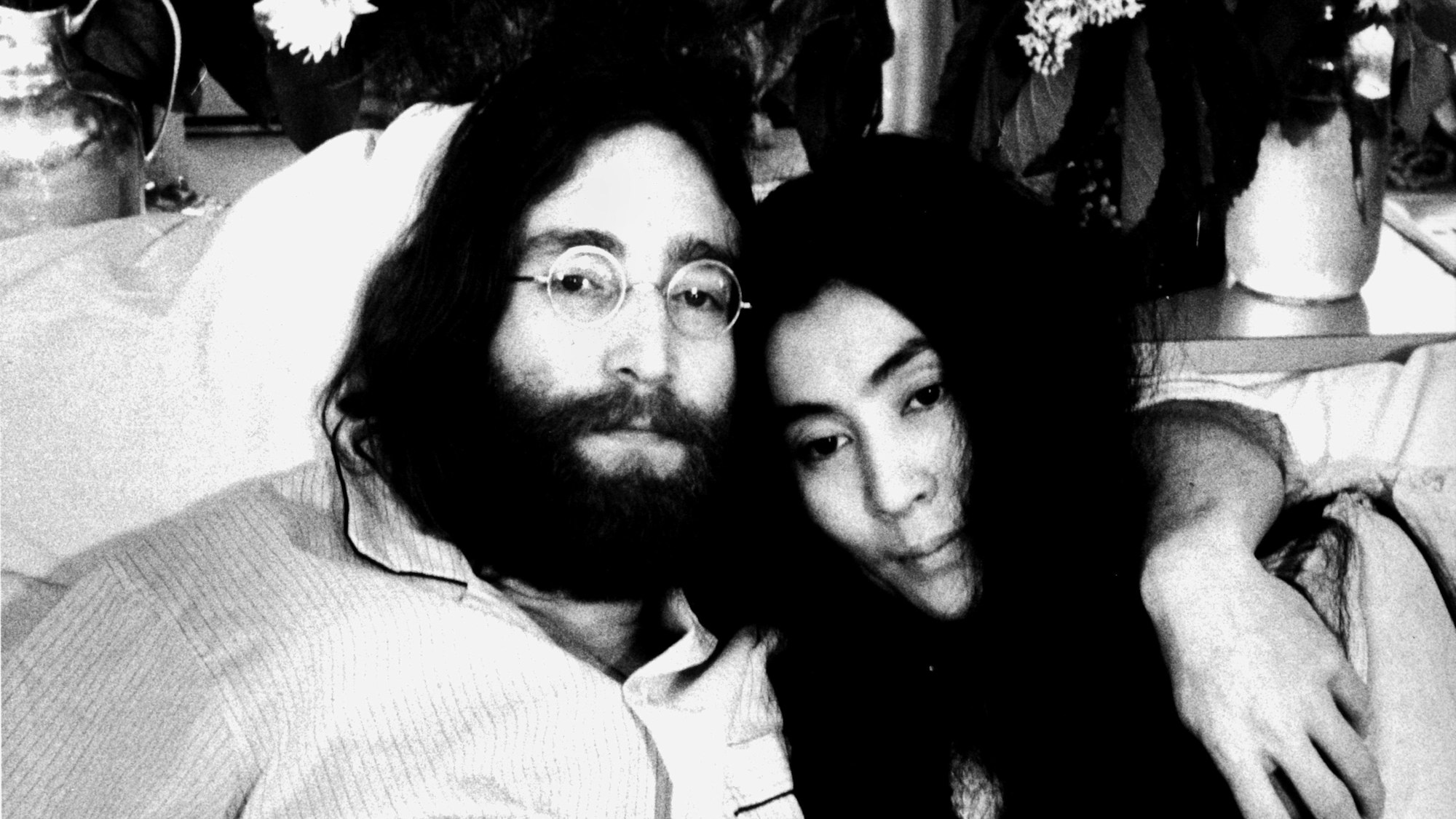 ARCHIV - John Lennon mit seiner Frau, der japanischen Künstlerin Yoko Ono, die aus einem Bett in Montreal (Kanada) eine Pressekonferenz unter dem Motto "Make love, not war" ("Mach Liebe, keinen Krieg") geben (Archivfoto Juni 1968). Zu den interessantesten Ausstellungen des Jahres 2013 dürfte die Yoko-Ono-Retrospektive in der Frankfurter Schirn gehören, die rund 100 Objekte, Filme, Installationen und anderes mehr zeigen will. Foto: Allan Randu dpa (Zu dpa-Korr "Albrecht Dürer und die Irokesen: Ausstellungshöhepunkte 2013" vom 03.12.2012) +++ dpa-Bildfunk +++