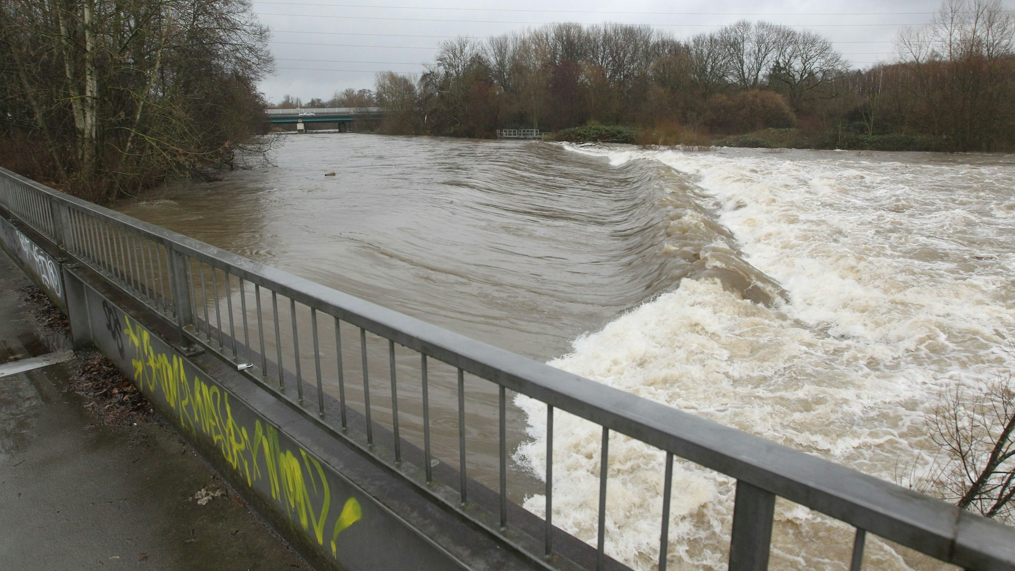 Am Wehr in Troisdorf tost das Wasser über die Schwelle.