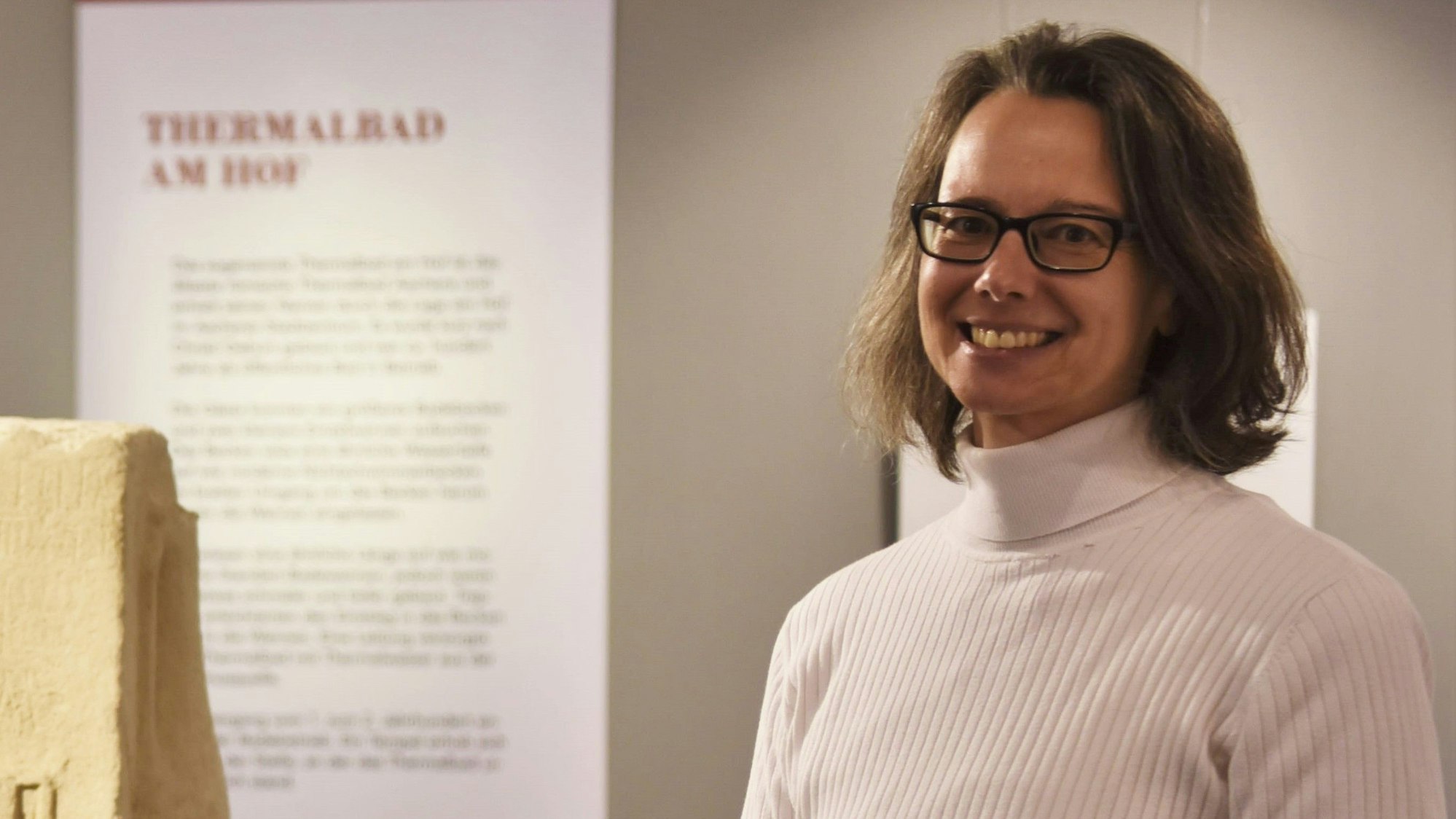 Das Bild zeigt Dr. Iris Hofmann-Kastner in der jüngsten Ausstellung der Römerthermen in Zülpich.