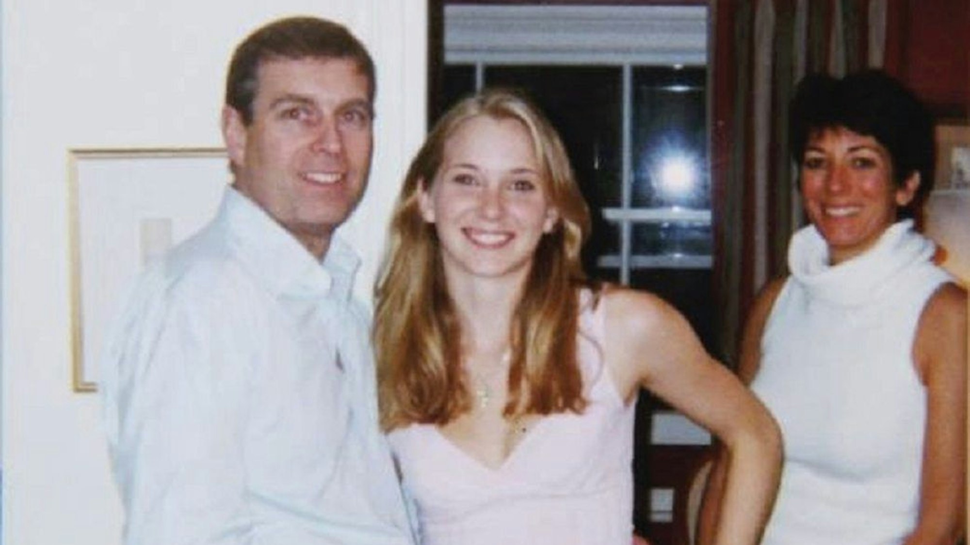 Die vom US-Justizministerium zur Verfügung gestellte, undatierte Aufnahme soll Prinz Andrew (l-r), Herzog von York, Virginia Giuffre und Ghislaine Maxwell zeigen.