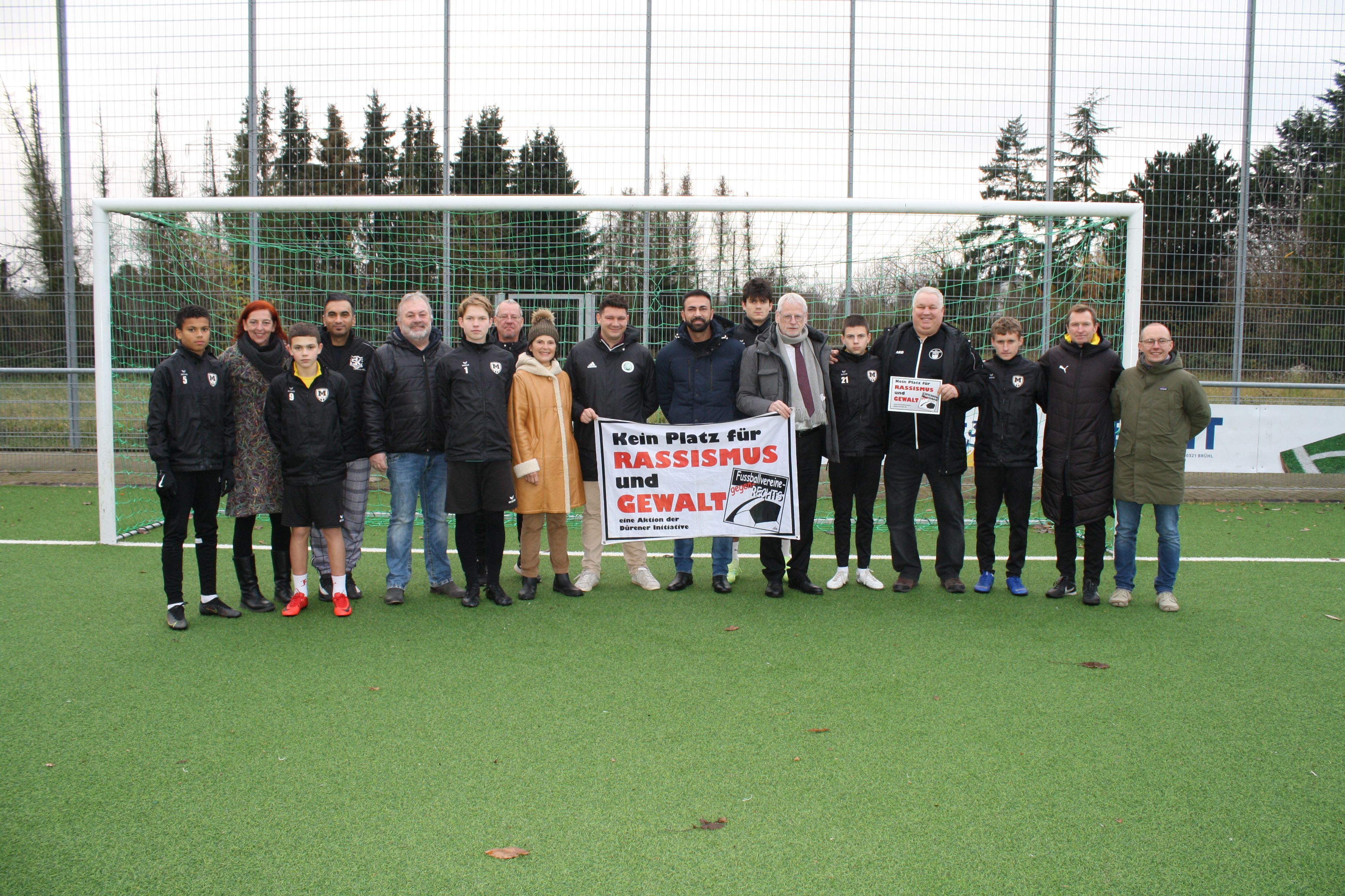 Zu sehen sind die Initiatoren des Projekts. Sie stehen auf dem Fußballplatz in Schwadorf.