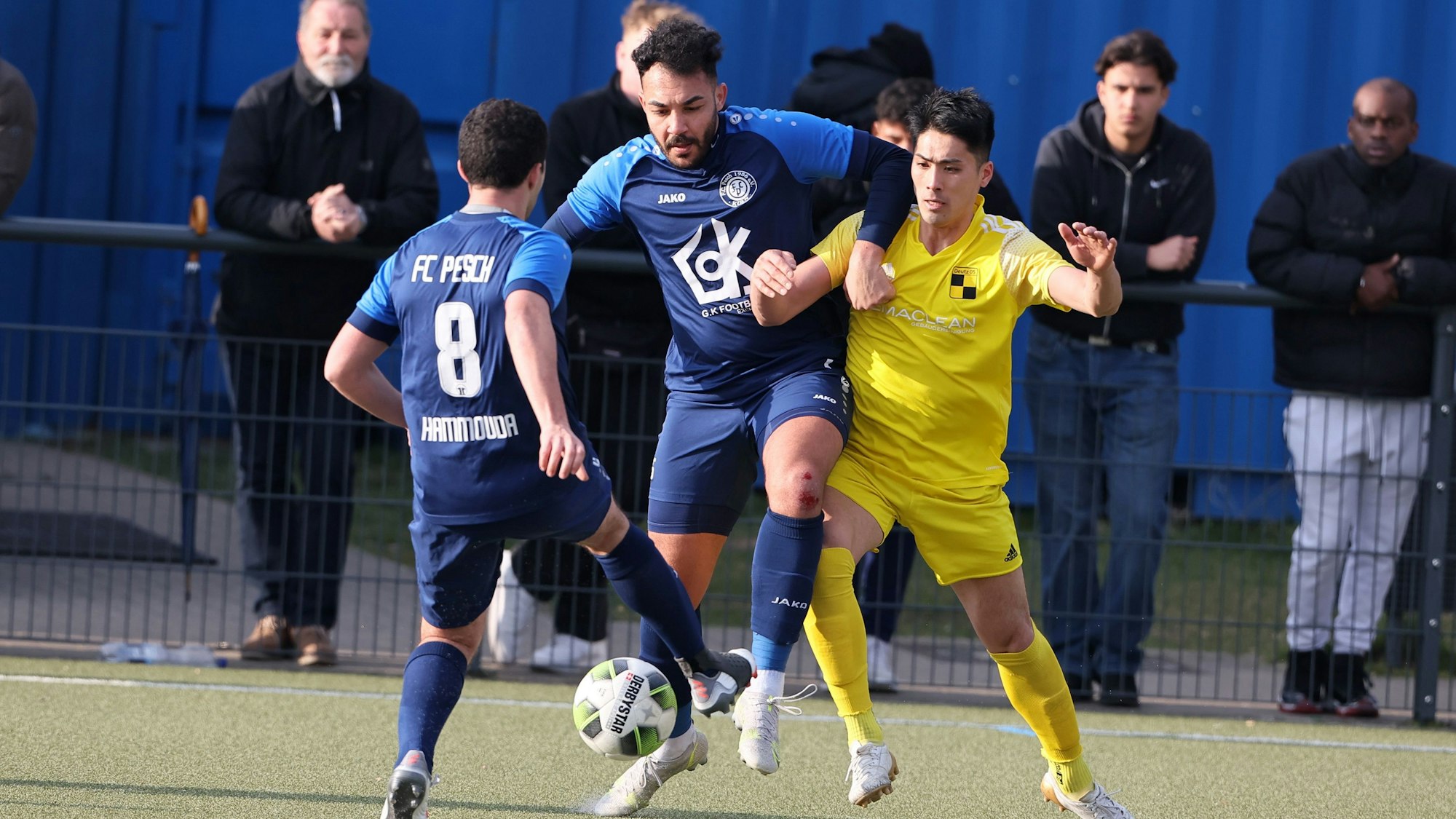 FC Pesch vs. Deutz 05, Fußball Herren, Verbandsliga, von links: Hussein Hammouda, Fehd Mestiri (FC Pesch), Riki Isobe (Deutz), 20.03.2022, Bild: Herbert Bucco
