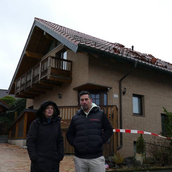 Christine und Florian Staubach vor ihrem Haus in der Dorfstraße in Lohmar-Krahwinkel, dessen Dach komplett zerstört ist. Hinein dürfen sie nicht mehr.