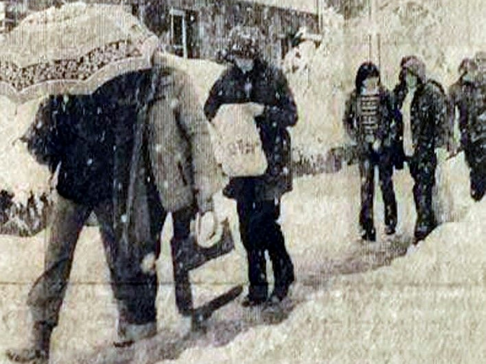 Fußgänger bahnten sich den Weg durch den Schnee.