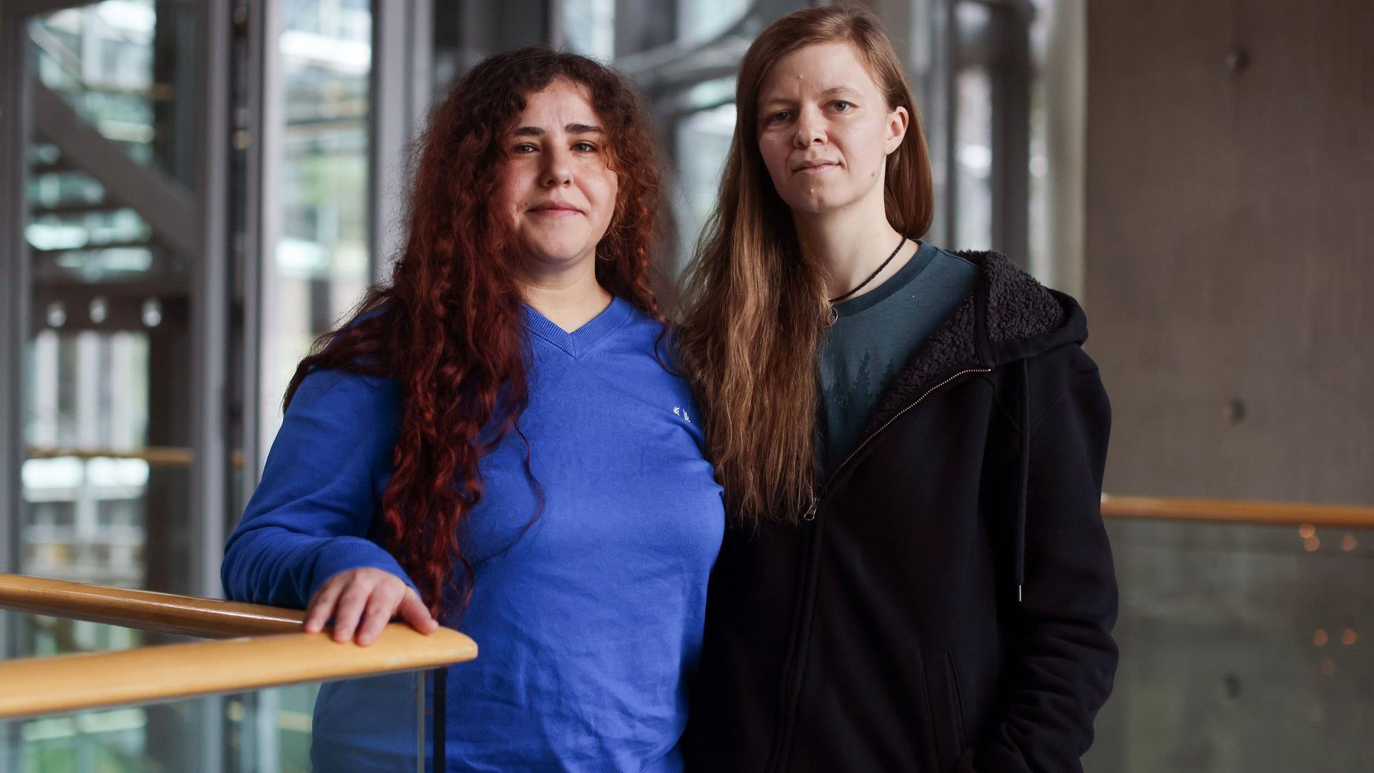 Jüdische und palästinensische Menschen kämpfen gemeinsam für den Frieden: Dafür stehen die Kölnerinnen Swetlana Nowoshenowa (r.) und Zeynep Karaosman. (Archivbild)