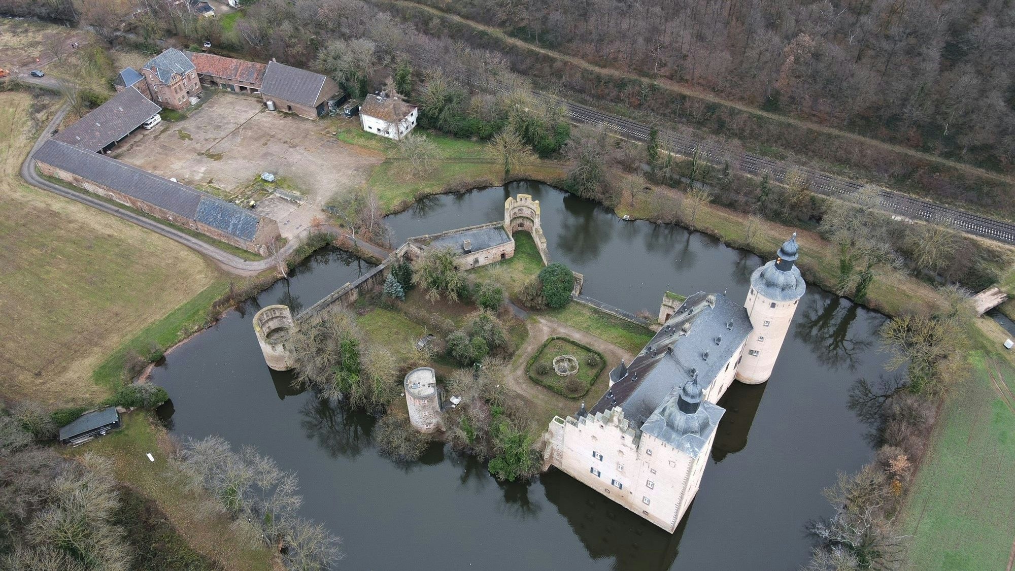 Das Bild zeigt die Burg Veynau aus der Luft.