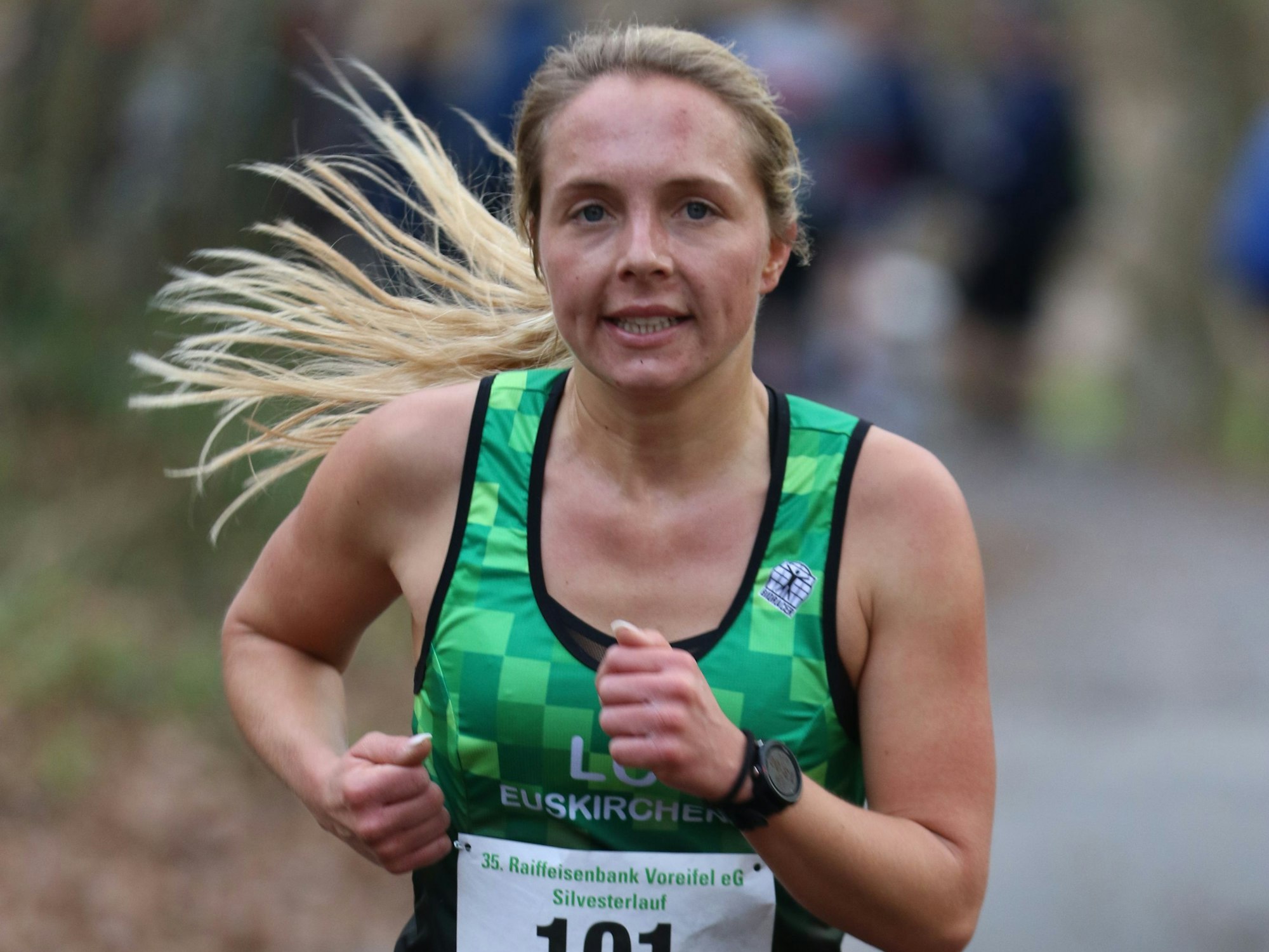 Nora Schmitz läuft in einem grünen Trikot beim Silvesterlauf in Euskirchen.