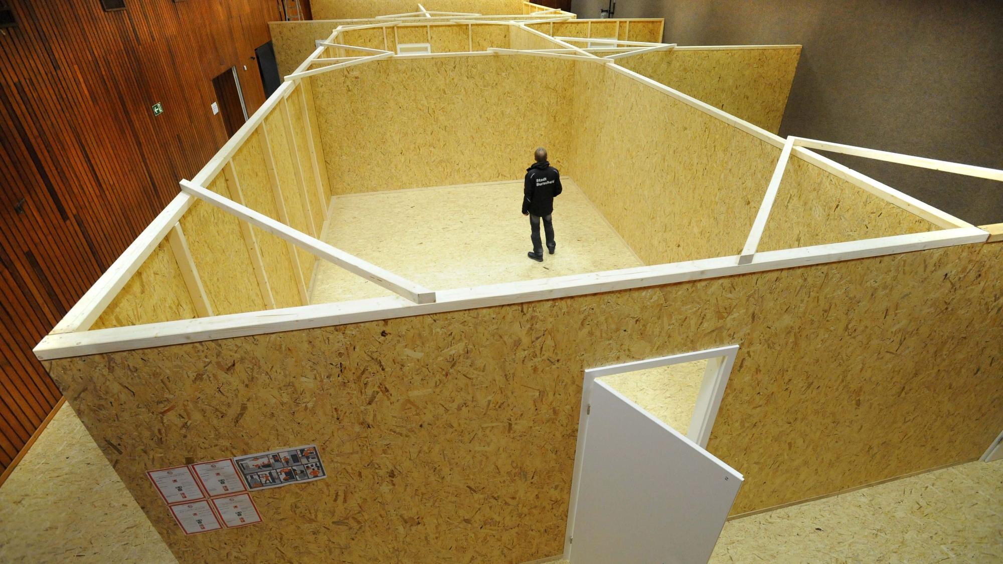 Durch provisorische Holzwände abgetrennte Bereeiche in der Hans-Hoersch-Halle.