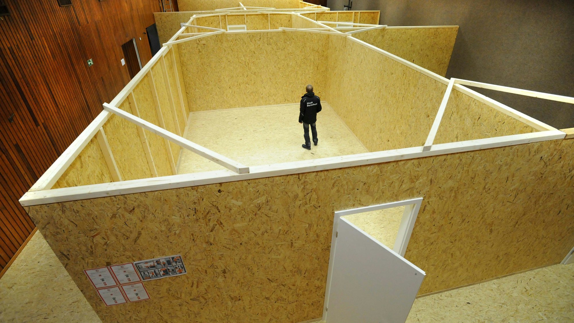 Durch provisorische Holzwände abgetrennte Bereeiche in der Hans-Hoersch-Halle.