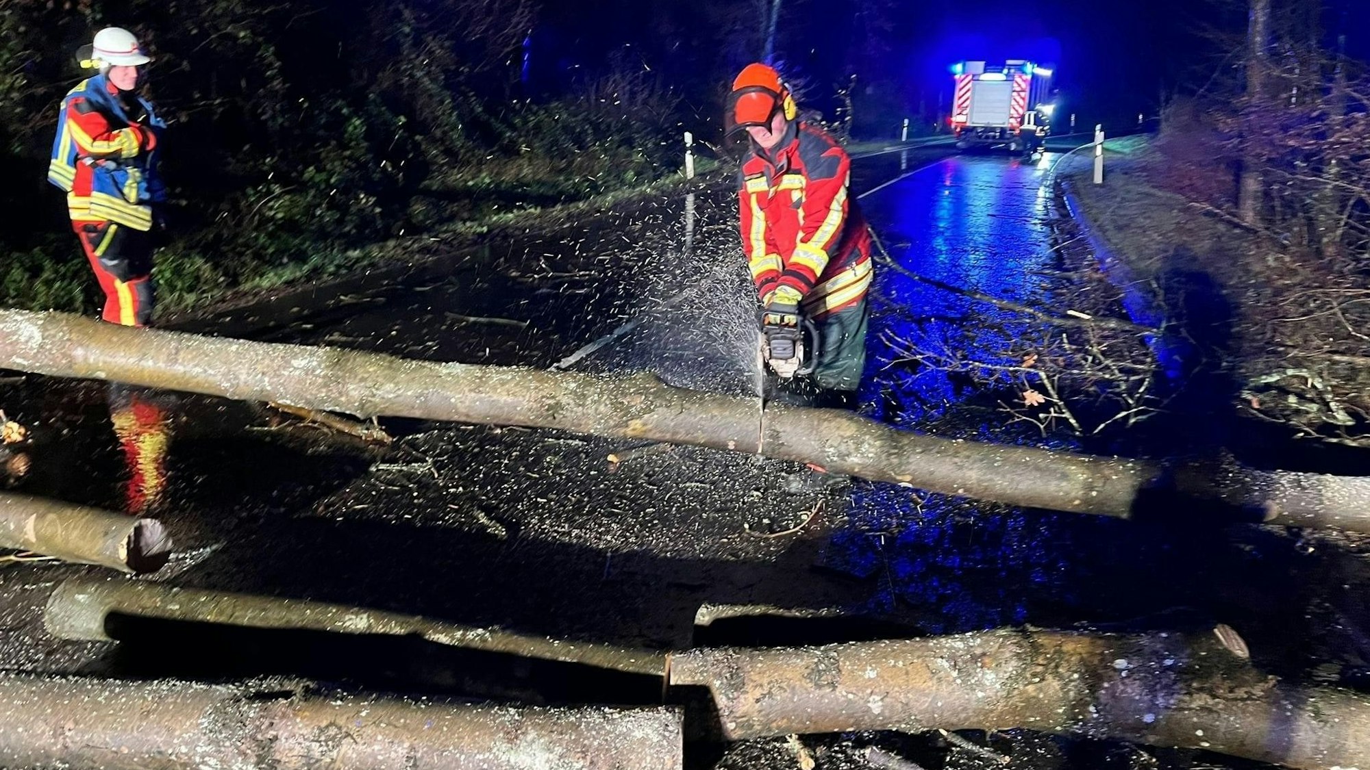 Viele Feuerwehren waren stundenlang im Einsatz. Auch in Engelskirchen wurden Bäume von Straßen geholt.