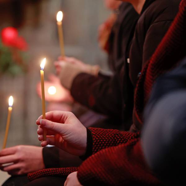 17.12.2023, Sachsen-Anhalt, Halberstadt: Teilnehmer eines ökumenischen Gottesdienstes halten im Dom St. Sixtus und St. Stephanus Kerzen, die das Friedenslicht aus Betlehem symbolisieren. Das Motto der Friedenslicht-Aktion in diesem Jahr lautet «Auf der Suche nach Frieden». Die Aktion Friedenslicht wurde 1986 vom österreichischen Rundfunk (ORF) ins Leben gerufen, um es an «alle Menschen guten Willens» zu verteilen. Seitdem entzündet jedes Jahr ein Kind die Flamme in der Geburtsgrotte Jesu in Bethlehem. Foto: Matthias Bein/dpa +++ dpa-Bildfunk +++