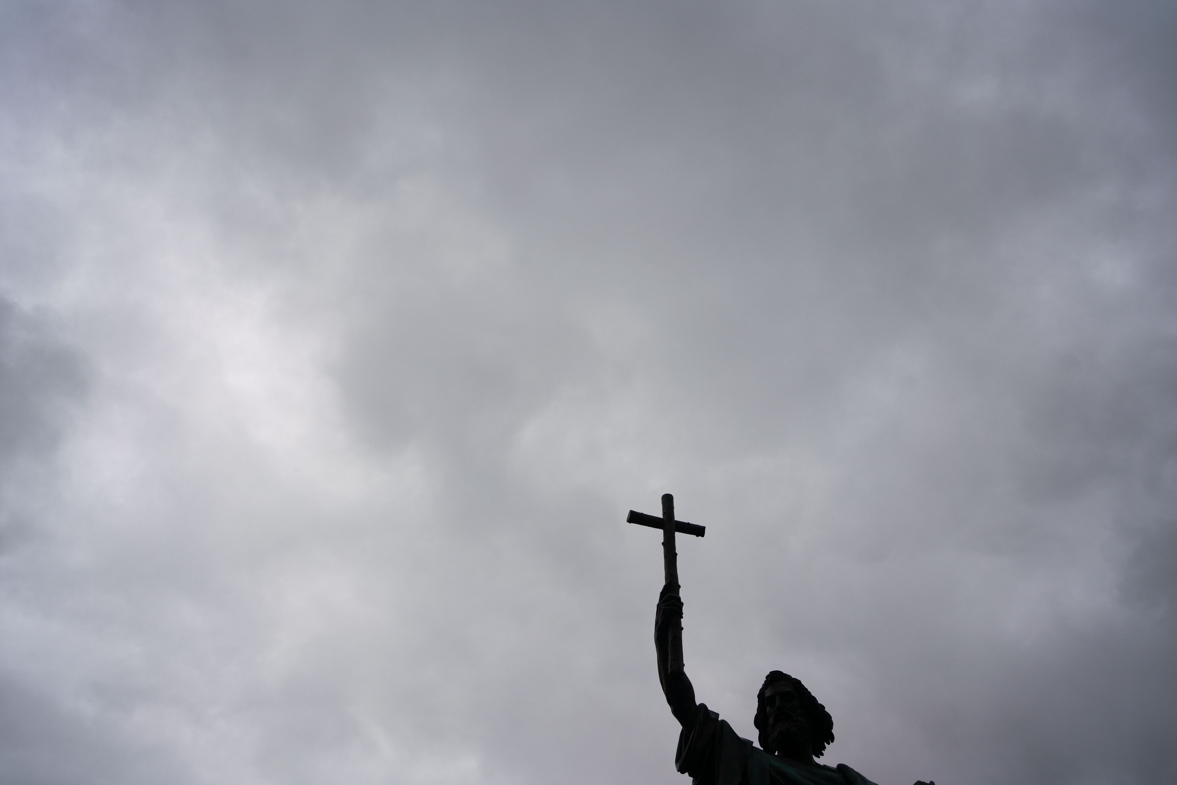 Die Statue des heiligen Bonifatius steht vor einem regenschweren Himmel.