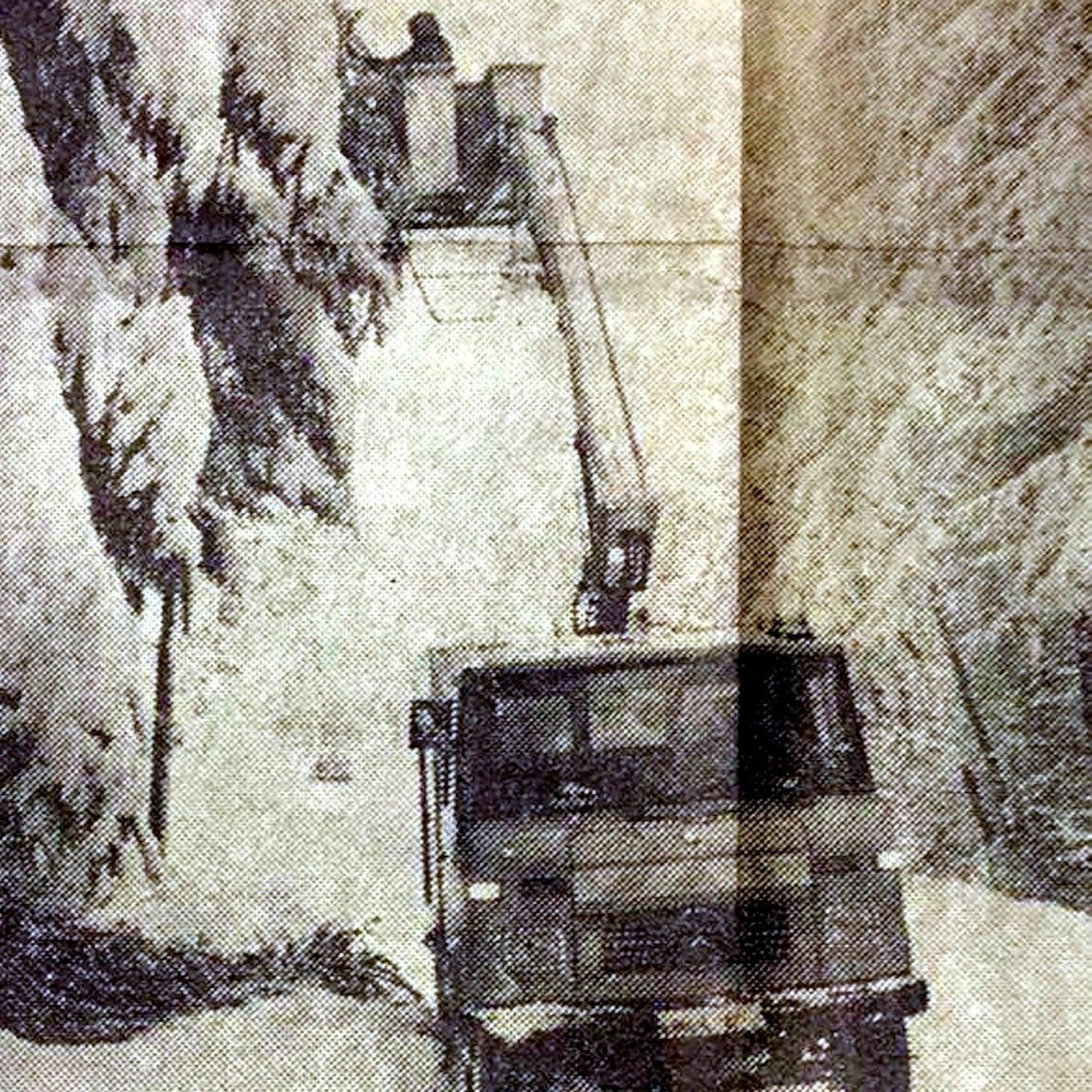 Mit Hebebühnen auf Lkw wurde der Schnee von Bäumen und Leitungen geholt.