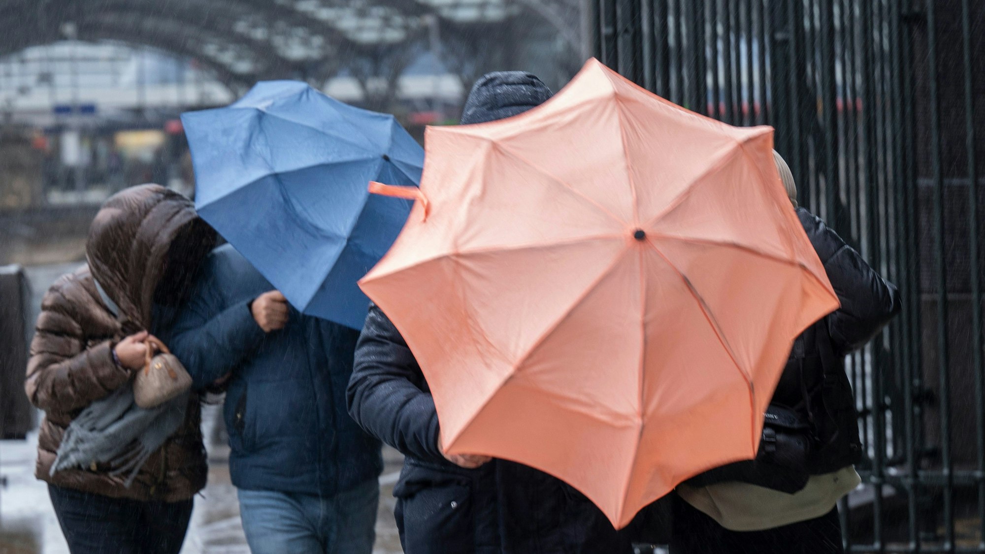 Das Wetter rund um Köln ist regnerisch und windig. Der DWD eine Wetterwarnung herausgegen.
