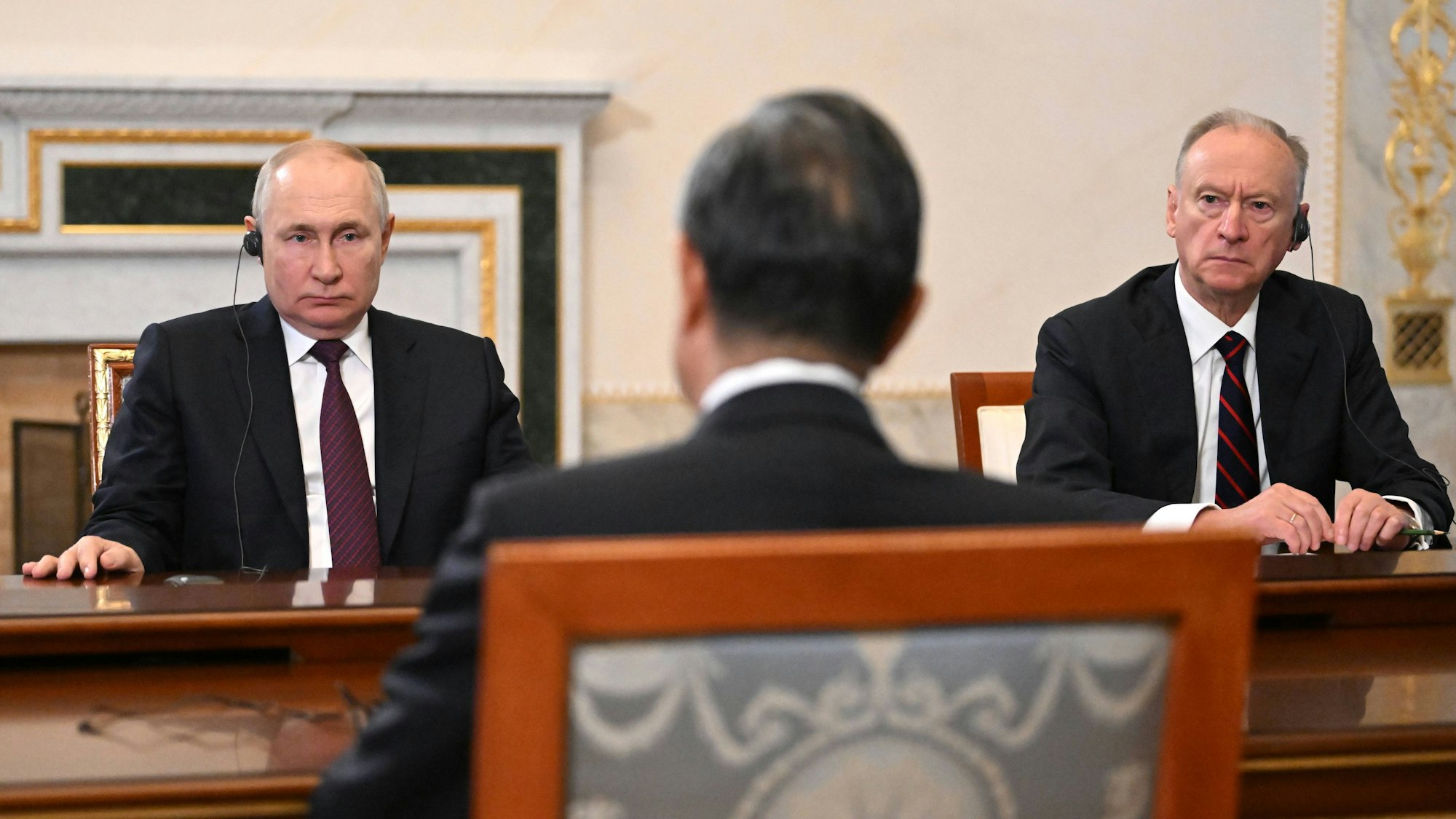 Russlands Präsident Wladimir Putin (l.) empfing mit Nilokai Patruschew, Sekretär des russischen Sicherheitsrates, Ende September den chinesischen Außenminister Wang Yi nahe St. Petersburg.