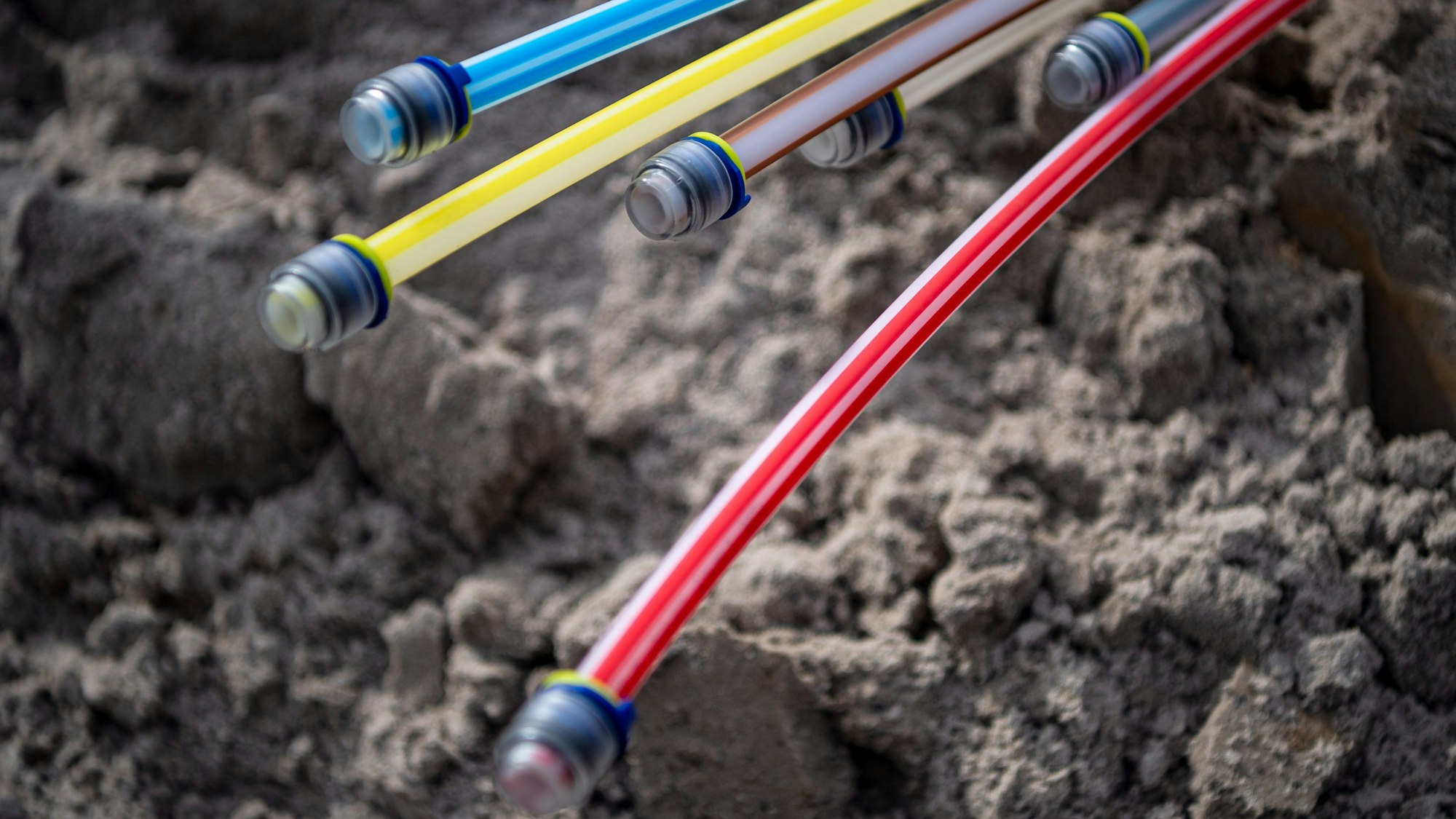 Glasfaserkabel liegen auf einer Baustelle.