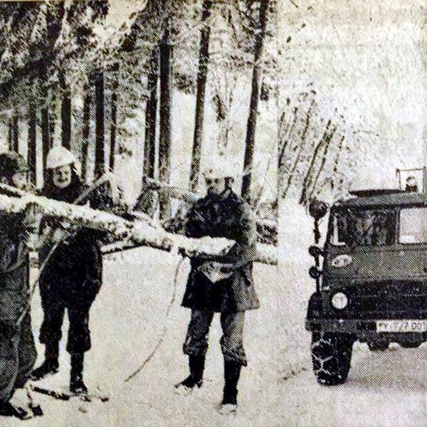 Alte Fotos zeigen Einsatzkräfte im Schnee, die Bäume wegräumen.