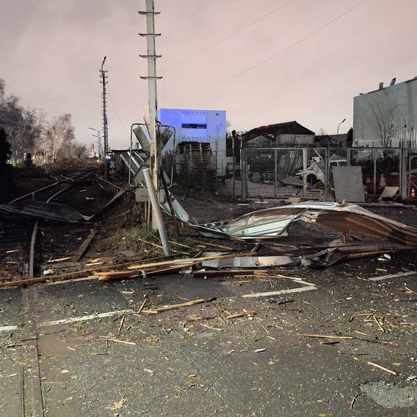 Ein Bahnübergang in Köln ist nach schweren Sturmböen und Regen durch Sturmtief Zoltan völlig zerstört. Mehrere abgerissene Teile blockieren die Straße und die Schienen.