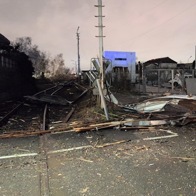 Ein Bahnübergang in Köln ist nach schweren Sturmböen und Regen durch Sturmtief Zoltan völlig zerstört. Mehrere abgerissene Teile blockieren die Straße und die Schienen.