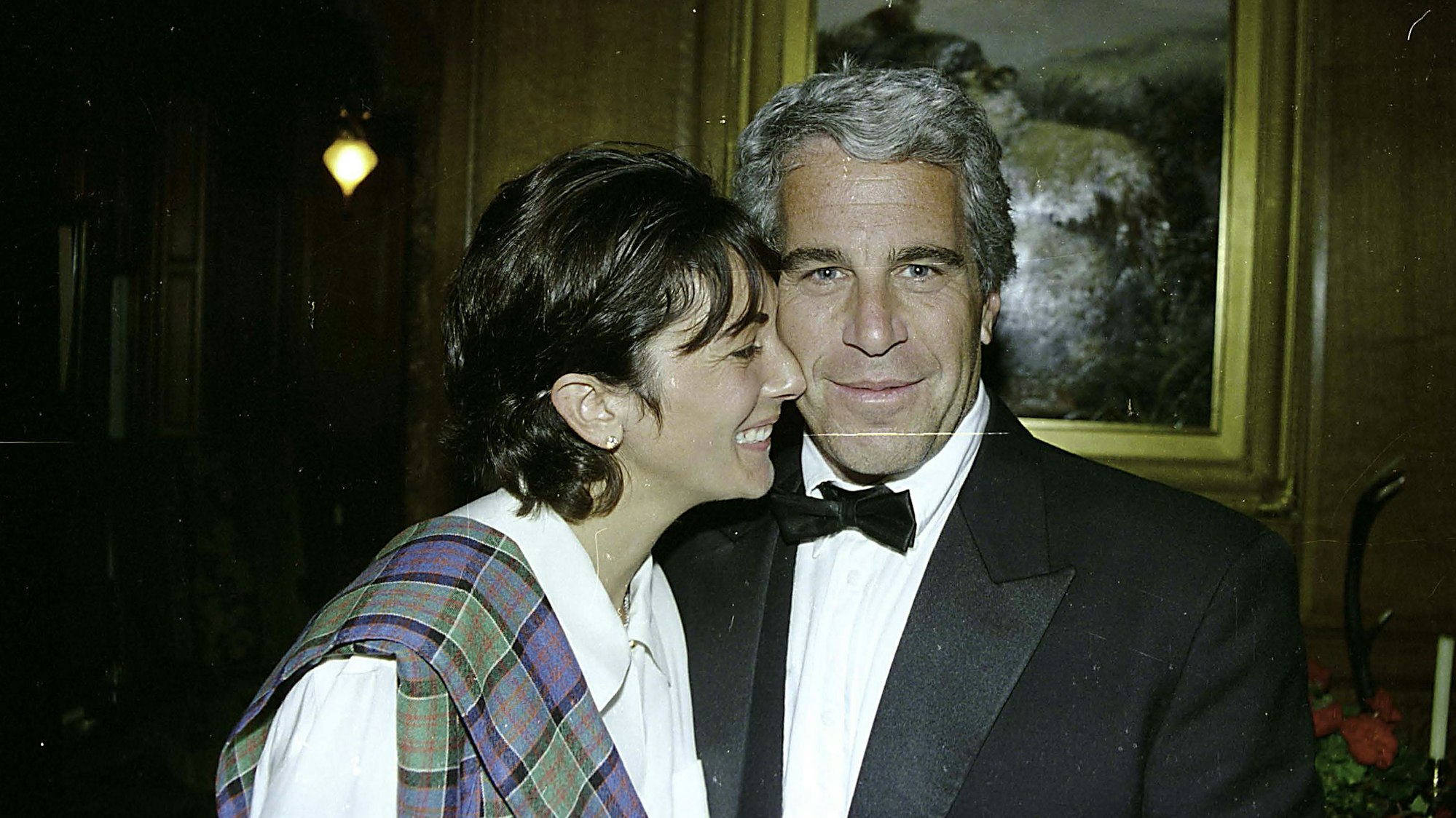 Die von der US-Staatsanwaltschaft veröffentlichte undatierte Aufnahme zeigt Ghislaine Maxwell (l) und Jeffrey Epstein.