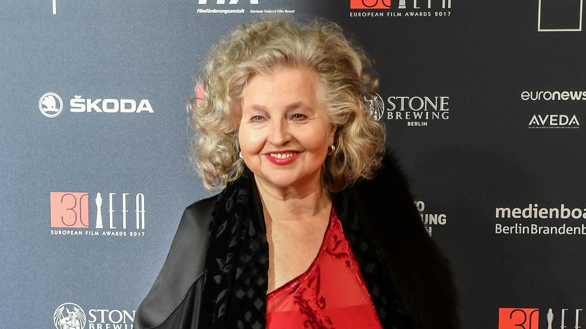 Die Schauspielerin Hanna Schygulla kommt am 09.12.2017 in Berlin zur Verleihung des 30. Europäischen Filmpreises. Foto: Jens Kalaene/dpa ++ +++ dpa-Bildfunk +++