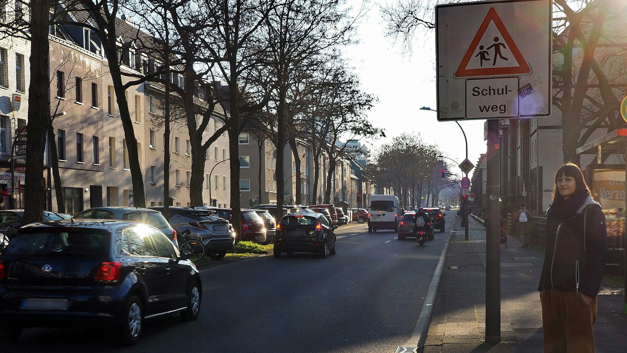 Eine Frau steht an der Straße.