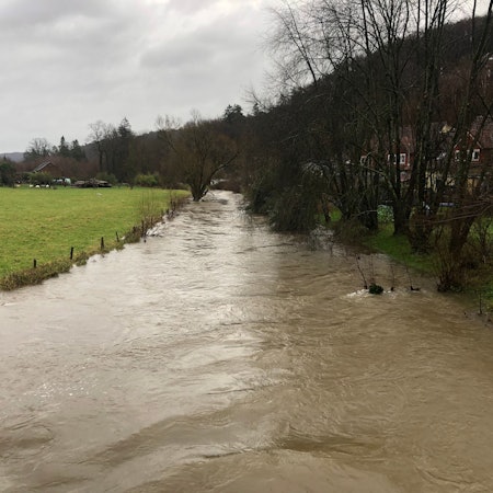 Die Gewässer in Rhein-Berg - wie hier die Sülz bei Untereschbach - sind fast überall über die Ufer getreten.