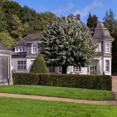 Haus Waldfried in Gummersbach mit Gartenpavillon.