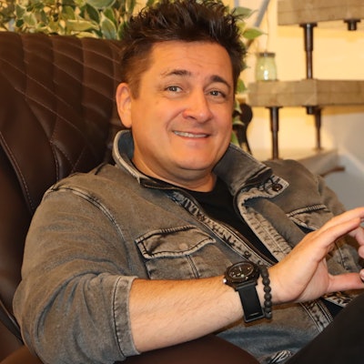 Ein Mann schreibt etwas in sein Handy.