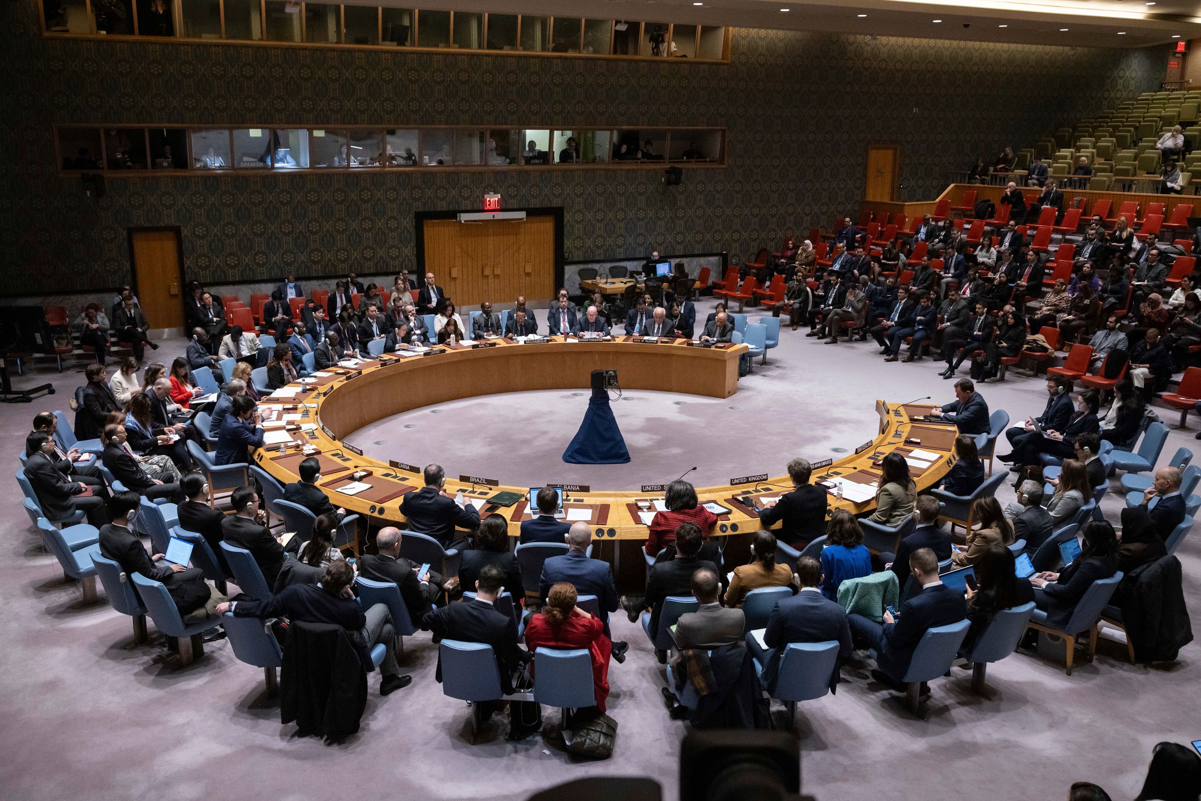22.12.2023, USA, New York: Menschen versammeln sich während der Sitzung des Sicherheitsrates im Hauptquartier der Vereinten Nationen. Nach tagelangem Ringen hat der Weltsicherheitsrat in einer Resolution die Aufstockung der humanitären Hilfe für etwa zwei Millionen Notleidende im Gazastreifen gefordert. Das mächtigste UN-Gremium verabschiedete am Freitag in New York einen deutlich aufgeweichten Kompromisstext. Die USA enthielten sich. Foto: Yuki Iwamura/AP/dpa +++ dpa-Bildfunk +++
