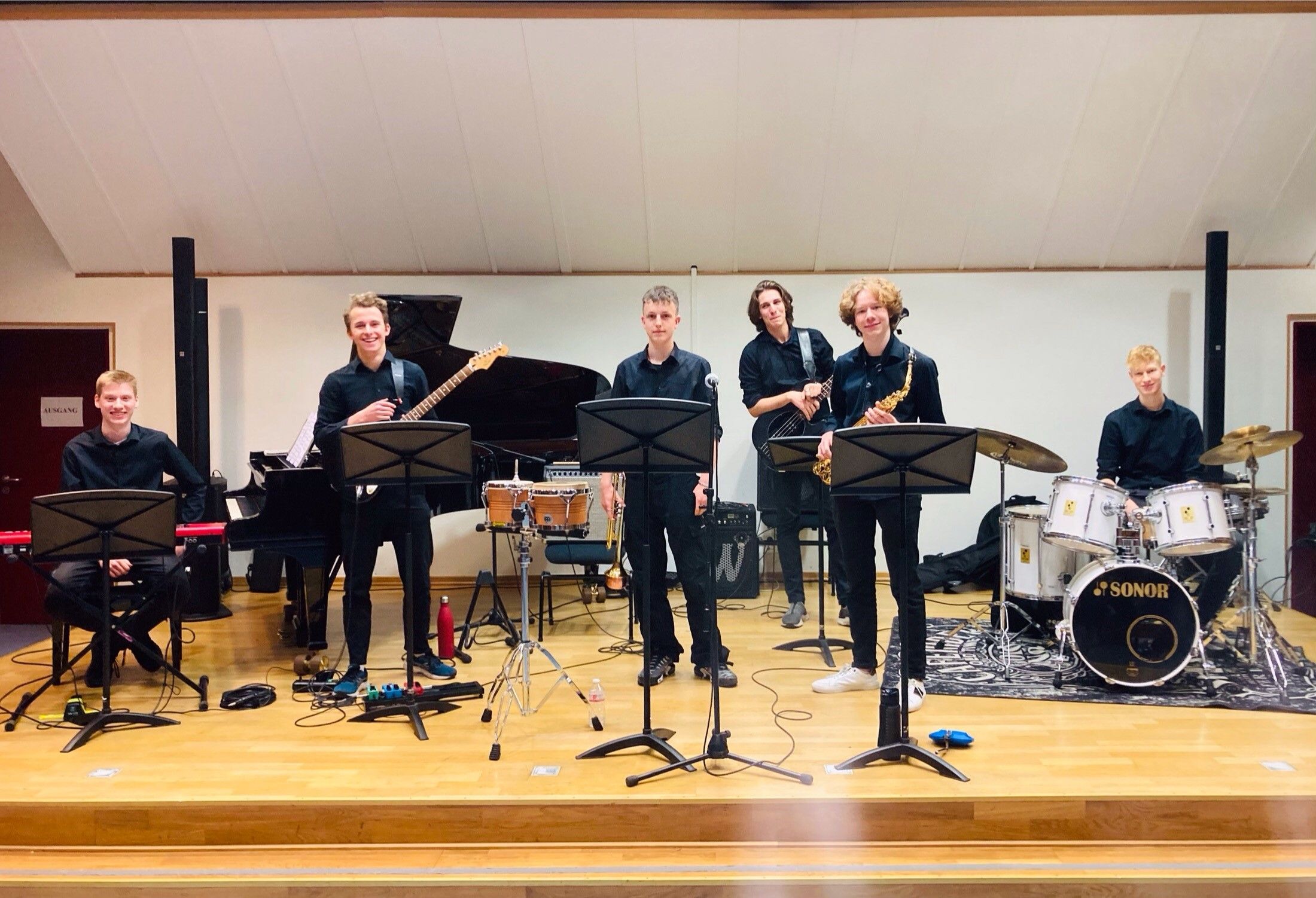 Zu sehen sind die Musiker der Jazz-Combo Topos auf der Bühne.