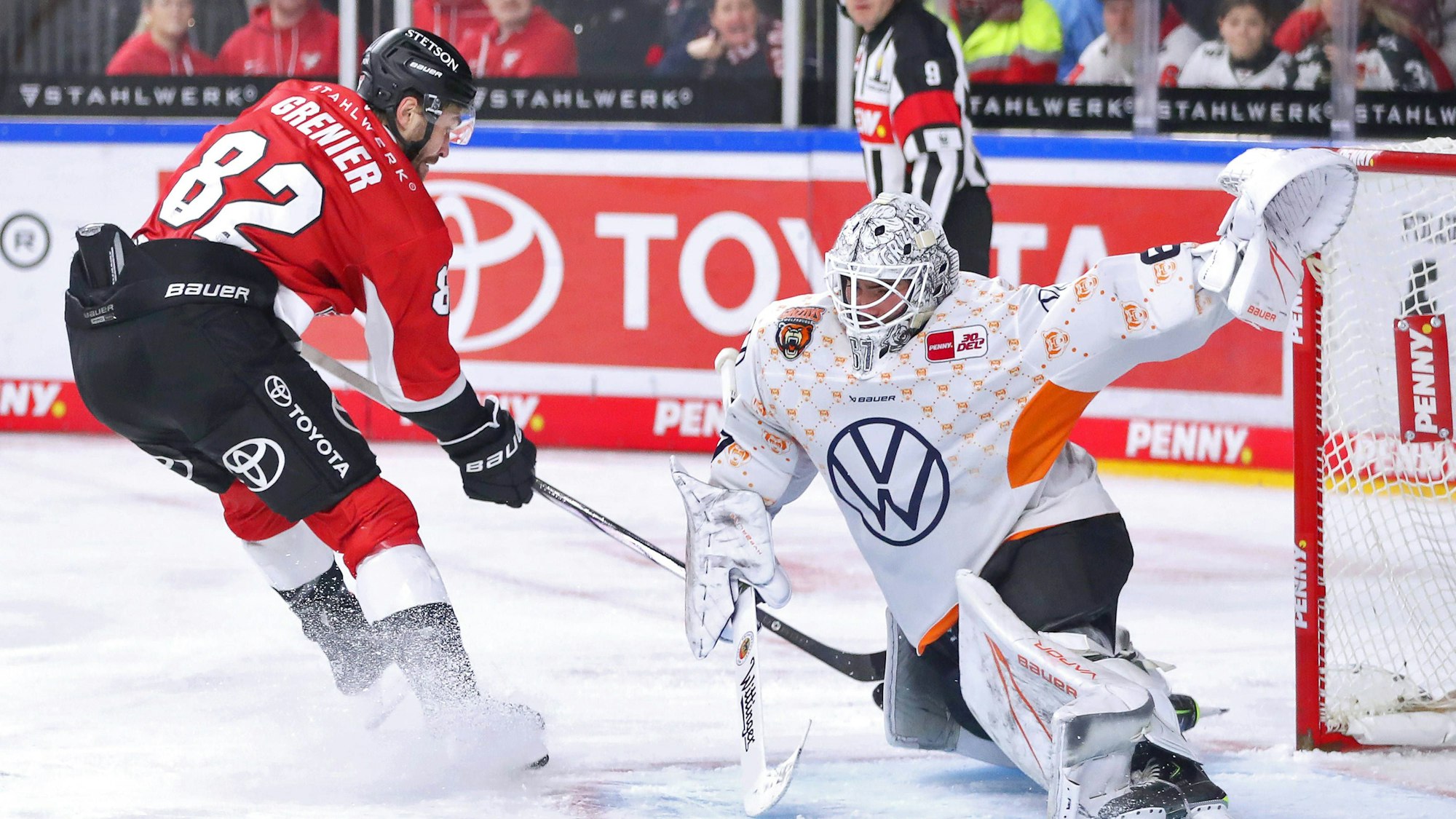 Alexander Grenier Kölner Haie schießt den Puck auf das Tor von Torhüter Hannibal Weitzmann.