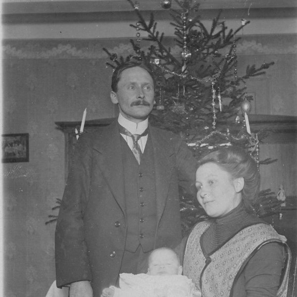 Friedrich Bals (1911 bis 1948 Lehrer an der Elementarschule in Waldbröl-Hermesdorf) mit seiner Frau Meta, aufgenommen am Weihnachtsfest, ca. 1912.