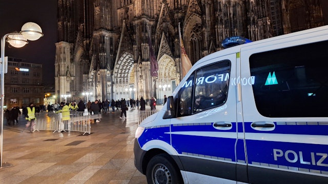 Köln: Ein Einsatzfahrzeug der Polizei steht vor dem Dom.
