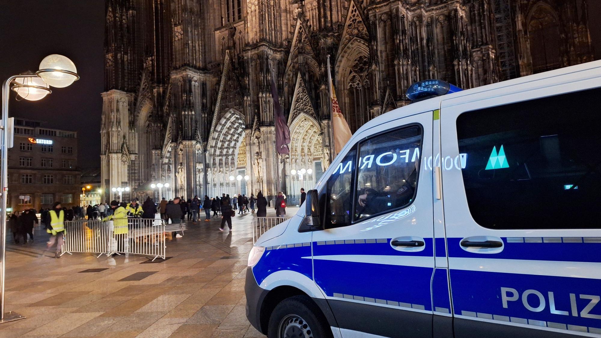 Köln: Ein Einsatzfahrzeug der Polizei steht vor dem Dom.
