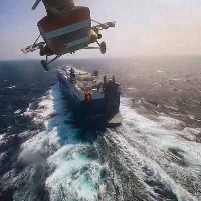 ARCHIV - 19.11.2023, ---: Ein Handout-Foto, das am 21. November 2023 vom militärischen Medienzentrum der Huthi zur Verfügung gestellt wurde, zeigt einen Huthi-Hubschrauber, der über das Frachtschiff "Galaxy Leader" fliegt, als sie es im Roten Meer vor der Küste von Hodeidah in ihre Gewalt bringen.
Das Foto zeigt, wie die Huthi ein Schiff von einem Hubschrauber aus angreifen. (zu dpa: «Schiffe schützen») Foto: ---/Houthi Military Media Center/dpa - Honorarfrei nur für Bezieher des Dienstes dpa-Nachrichten für Kinder +++ dpa-Nachrichten für Kinder +++