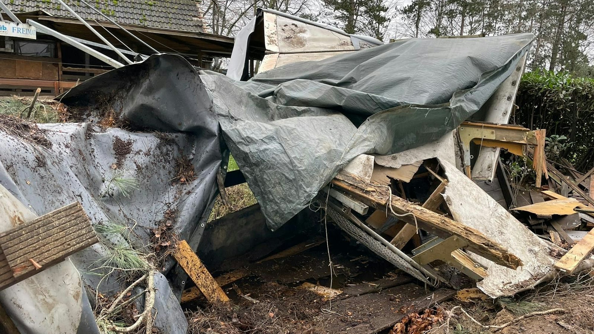 In Zündorf hinterließ das Sturmtief Zoltan schwere Schäden an einem Reitstall.
