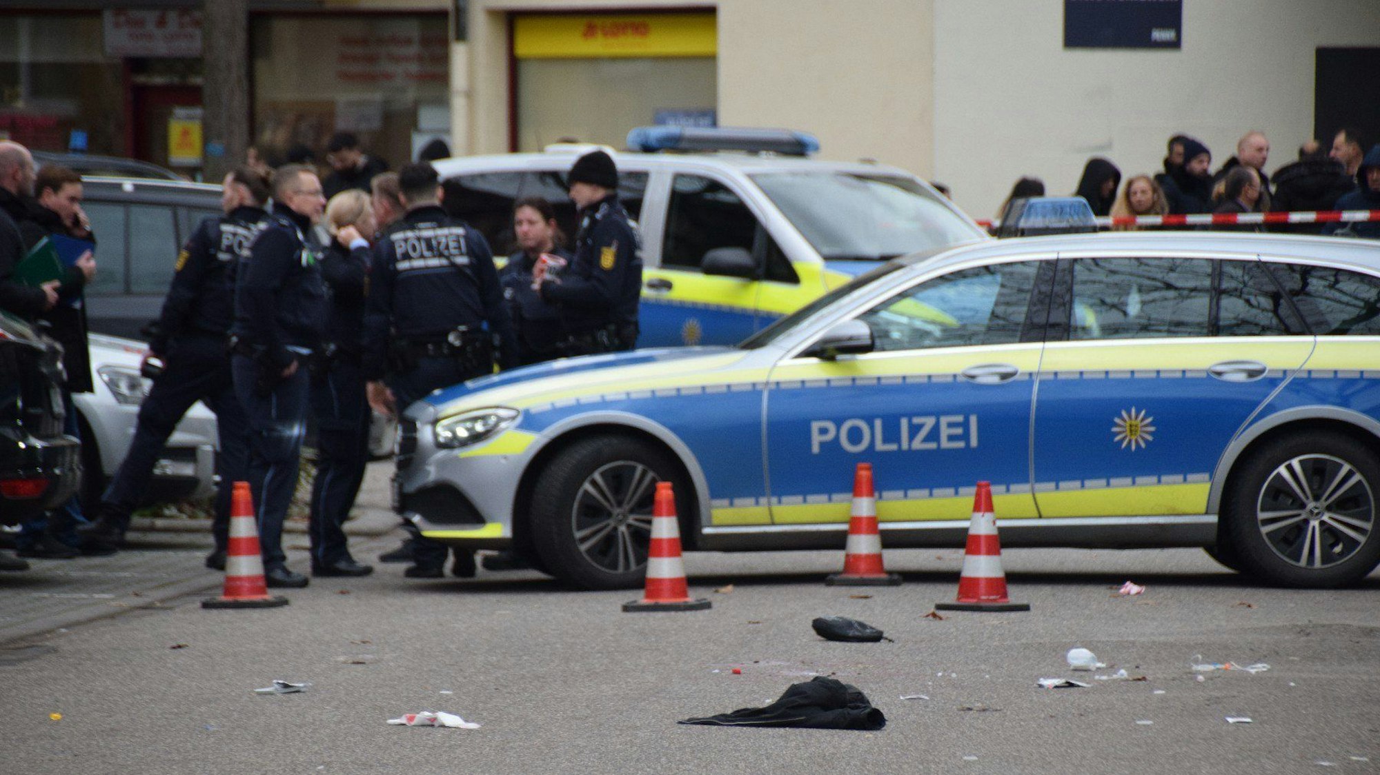 Zu den Hintergründen und dem Motiv des 49-Jährigen war nach Angaben der Polizei vorerst nichts bekannt.
