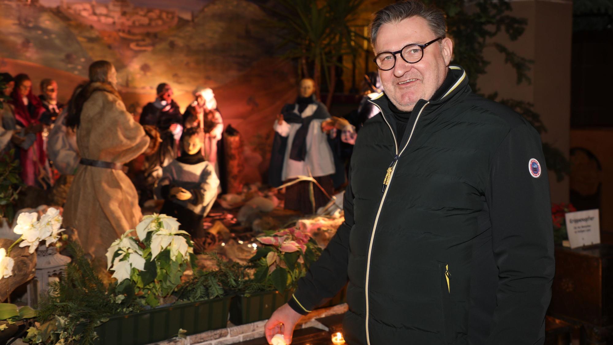Der katholische Pfarrer Norbert Hörter steht an der Krippe in St. Laurentius Bergisch Gladbach