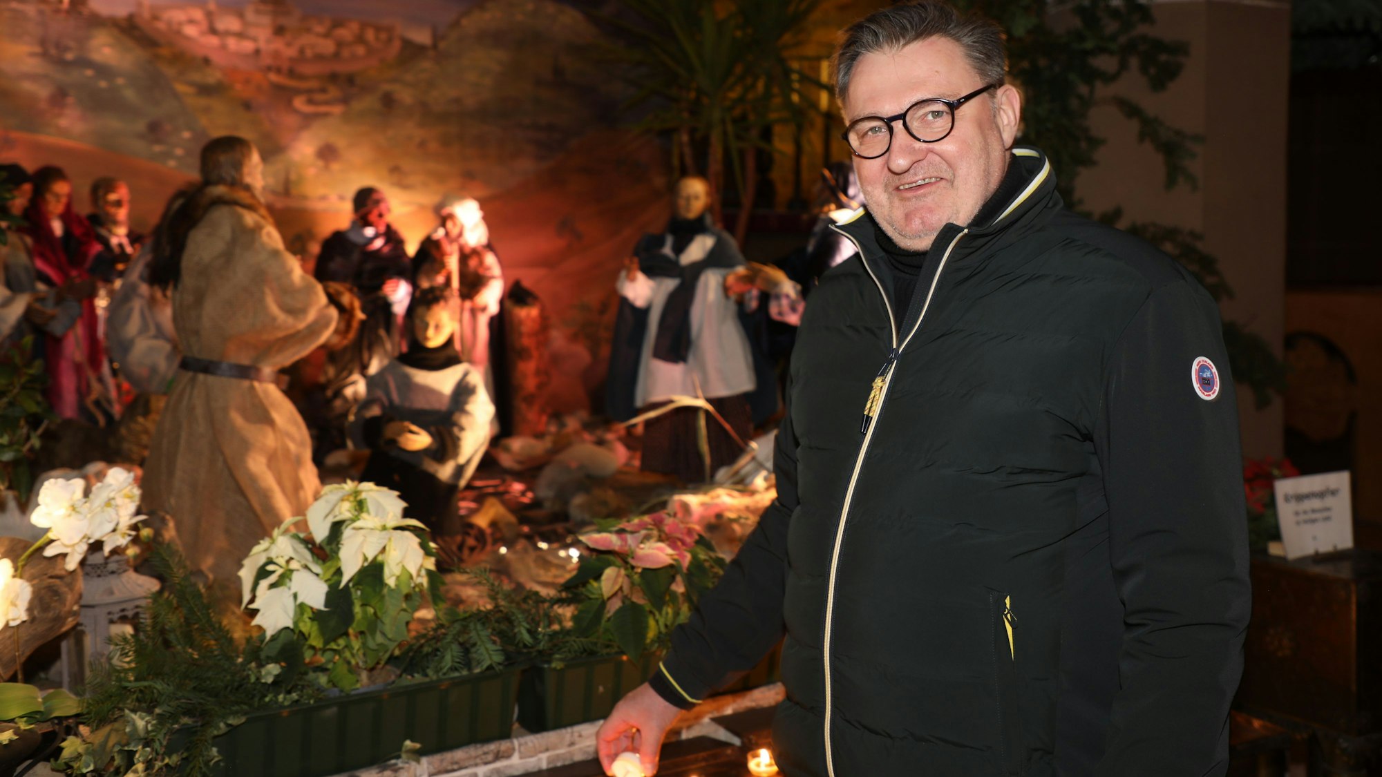 Der katholische Pfarrer Norbert Hörter steht an der Krippe in St. Laurentius Bergisch Gladbach