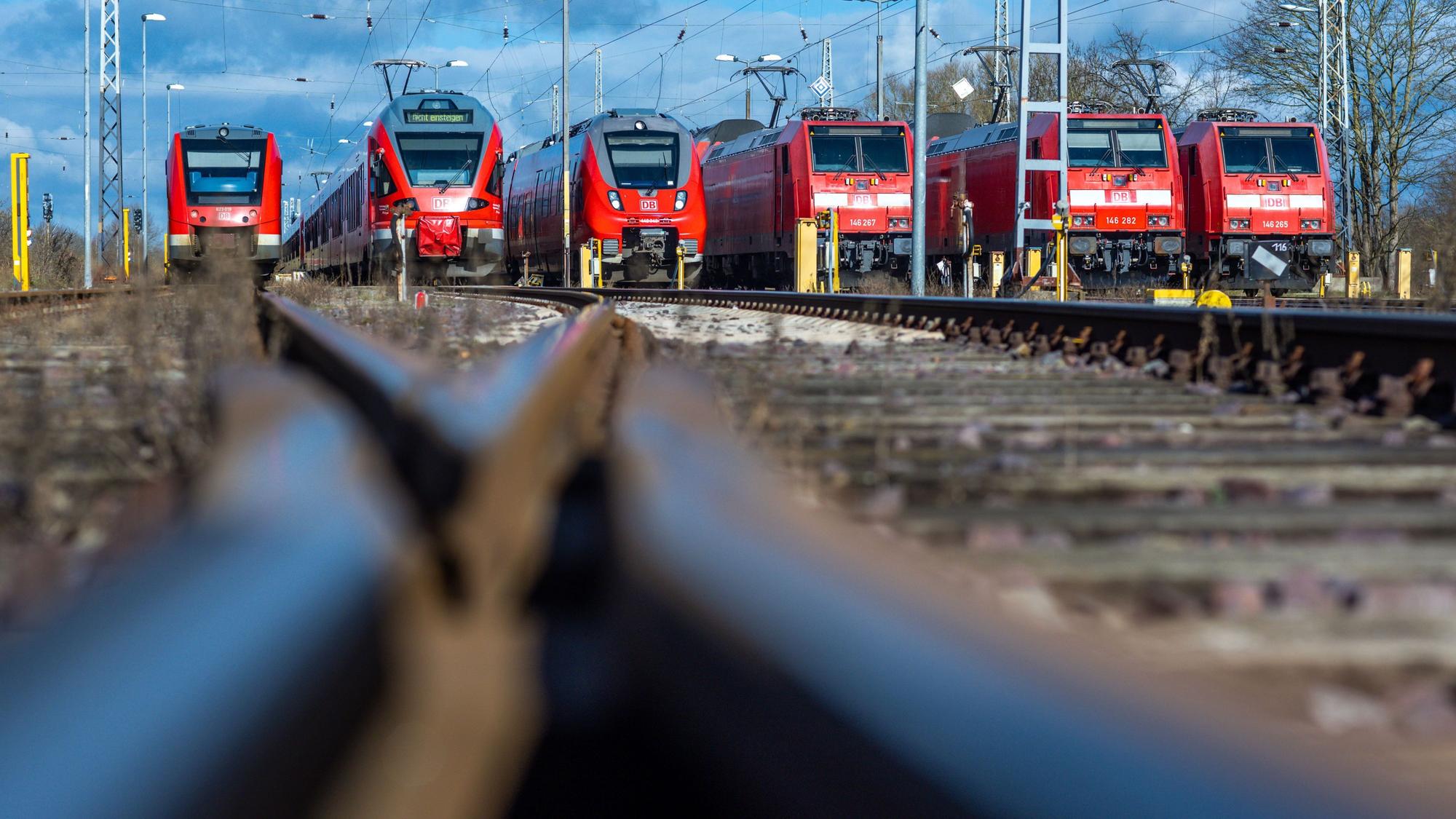 Personenzüge der Deutschen Bahn stehen auf Abstellgleisen im ehemaligen Güterbahnhof.