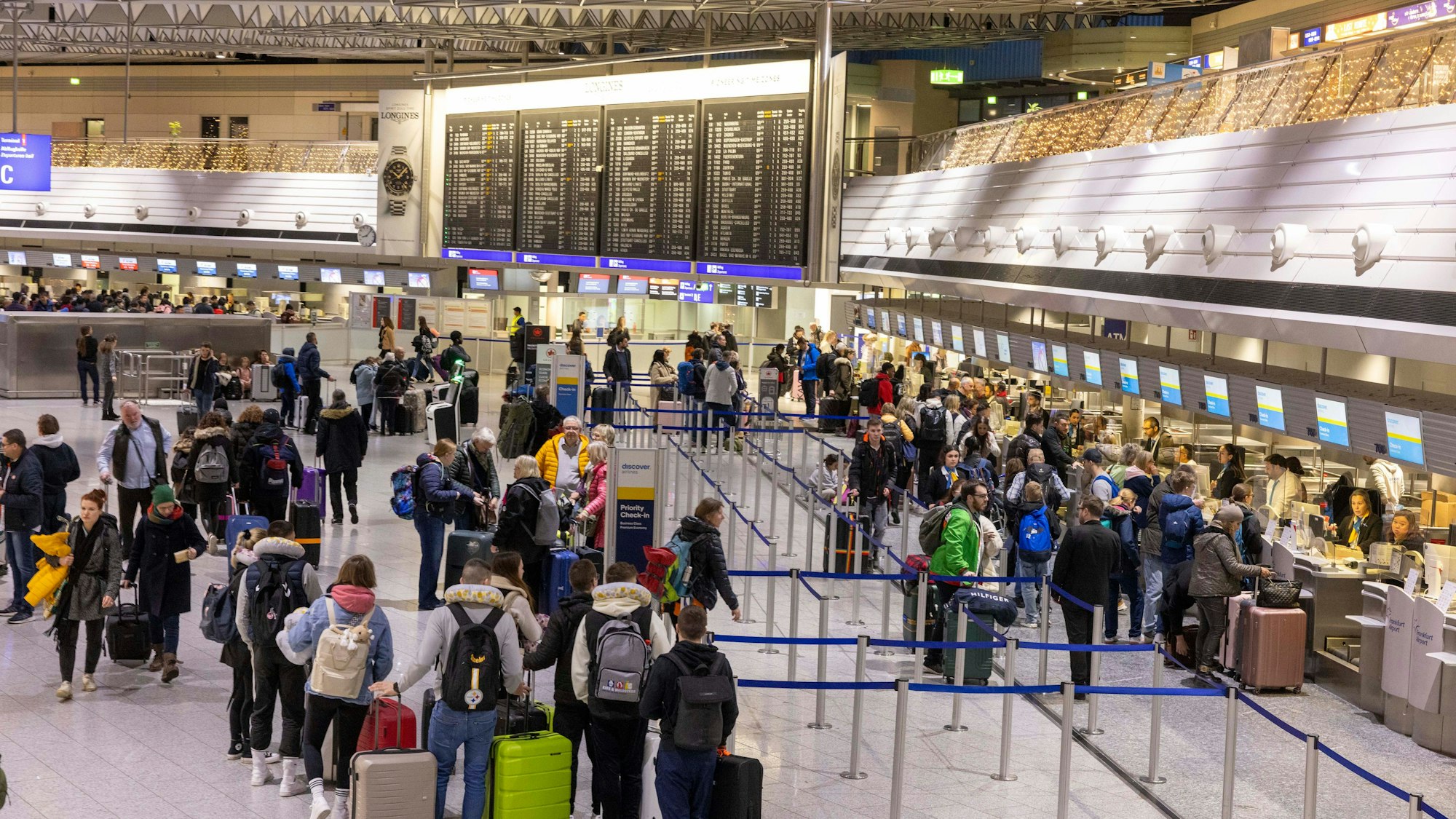 23.12.2023, Hessen, Frankfurt/M.: Am Check-In-Bereich vom Rhein-Main-Flughafen sind zahlreiche Passagiere unterwegs.
Einen Tag vor Weihnachten hat die Pilotengewerkschaft Cockpit (VC) zu einem Pilotenstreik beim Lufthansa-Ferienflieger Discover Airlines aufgerufen, die Lufthansa konnte durch Ersatz Piloten die Maschinen besetzten und so den Flugbetrieb aufrechterhalten. Foto: Helmut Fricke/dpa +++ dpa-Bildfunk +++